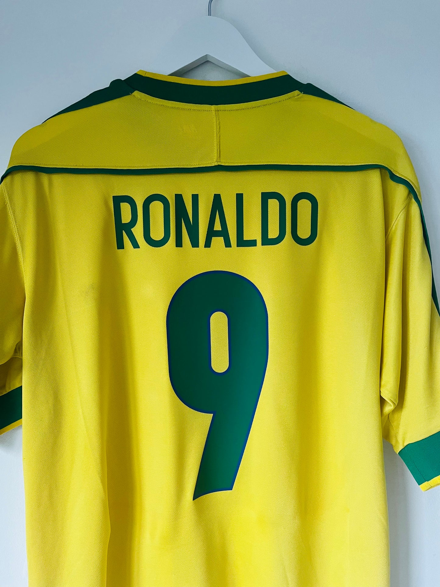 Brazil home football shirt
W/C 1998 R9 medium