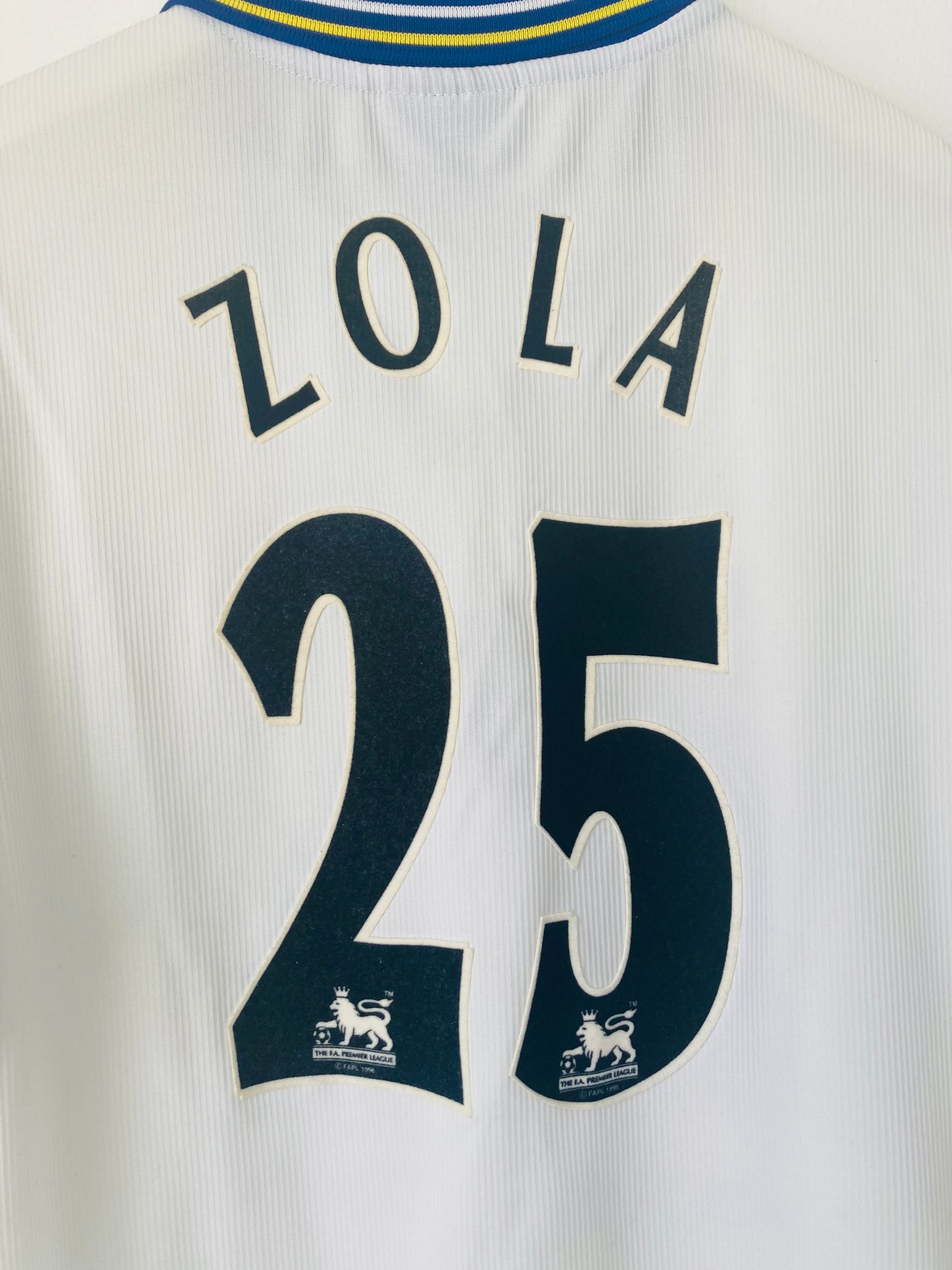 Chelsea away football shirt
1999/2000 Zola XL
