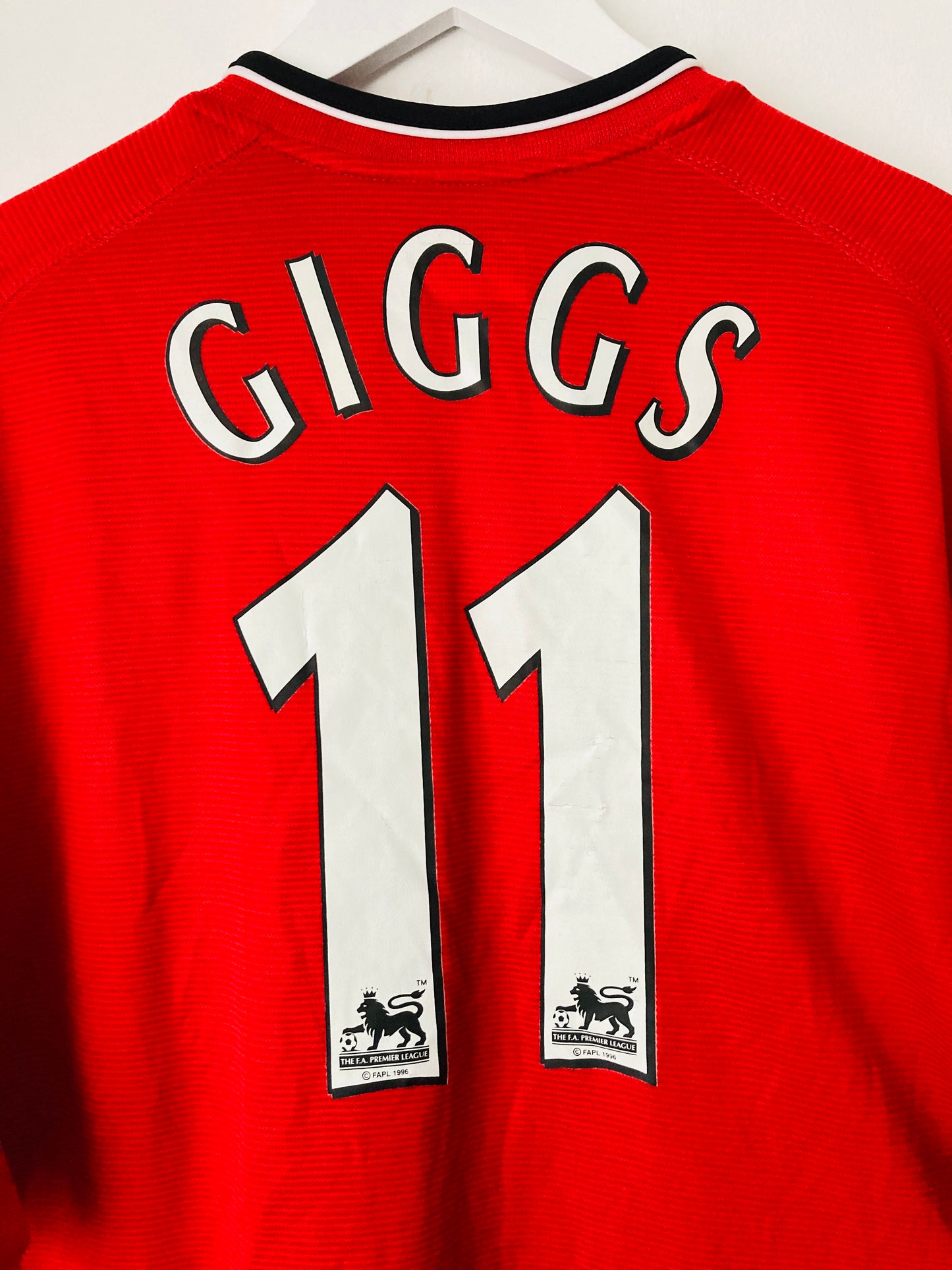 Manchester United home football shirt
2000/02 Giggs XL