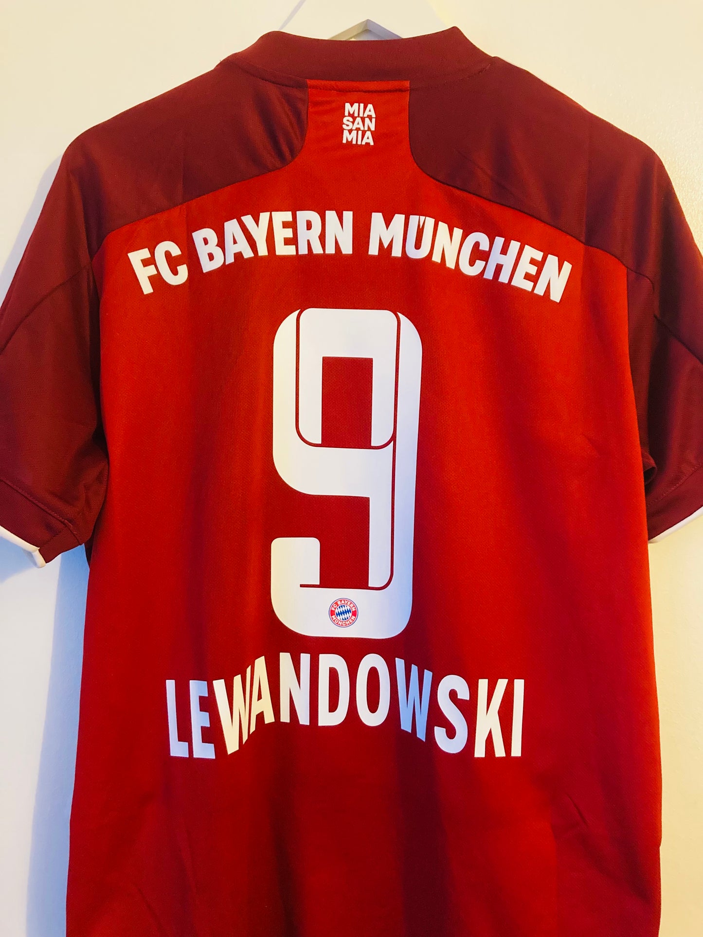Bayern Munich home football shirt 2021/22 Lewandowski Large