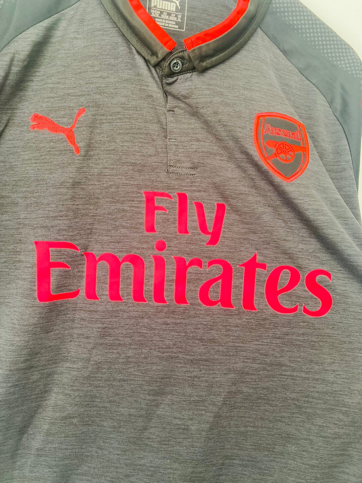 Arsenal third football shirt
2017/18 Ozil XL