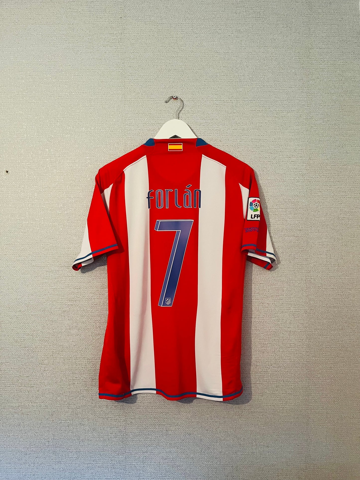 Atletico Madrid home football shirt
2007/08 Forlan Medium