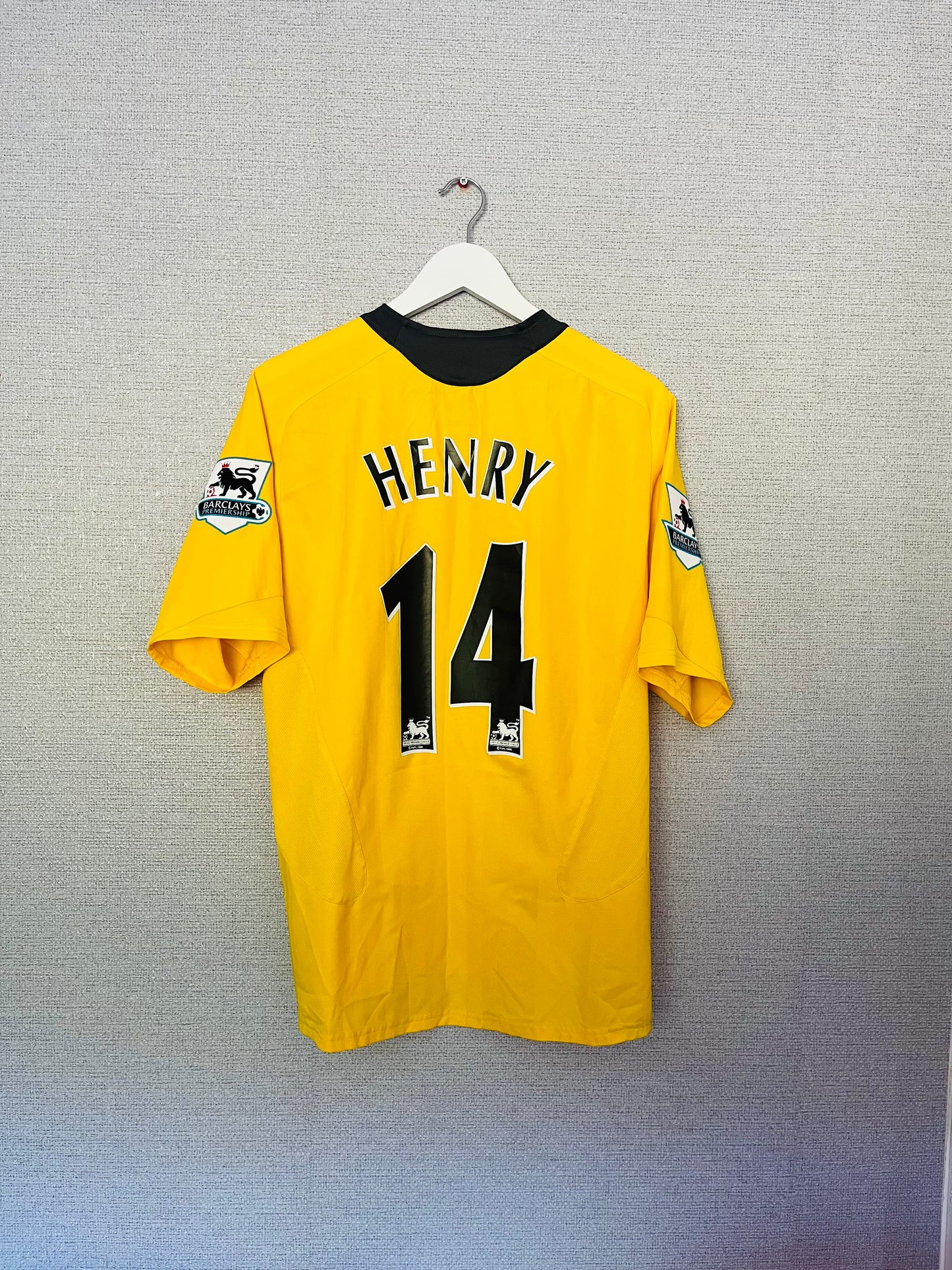 Arsenal away football shirt
2005/06 Henry Medium
