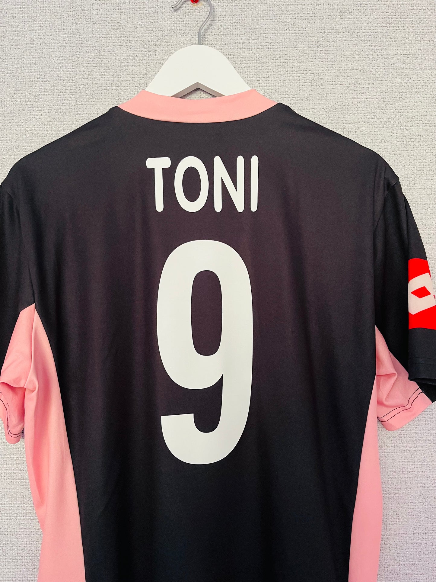 Palermo away football shirt
2004/05 Toni Medium