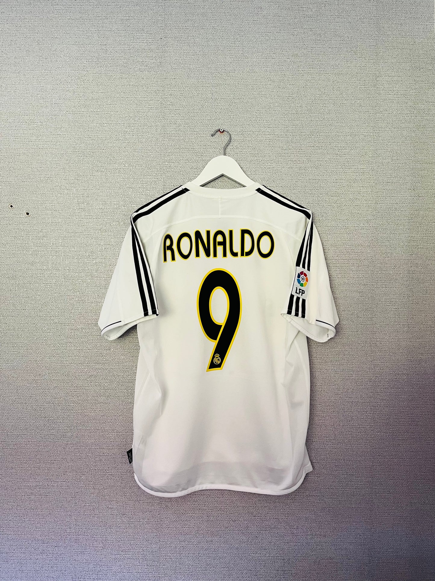 Real Madrid home football shirt
2003/04 R9 Medium