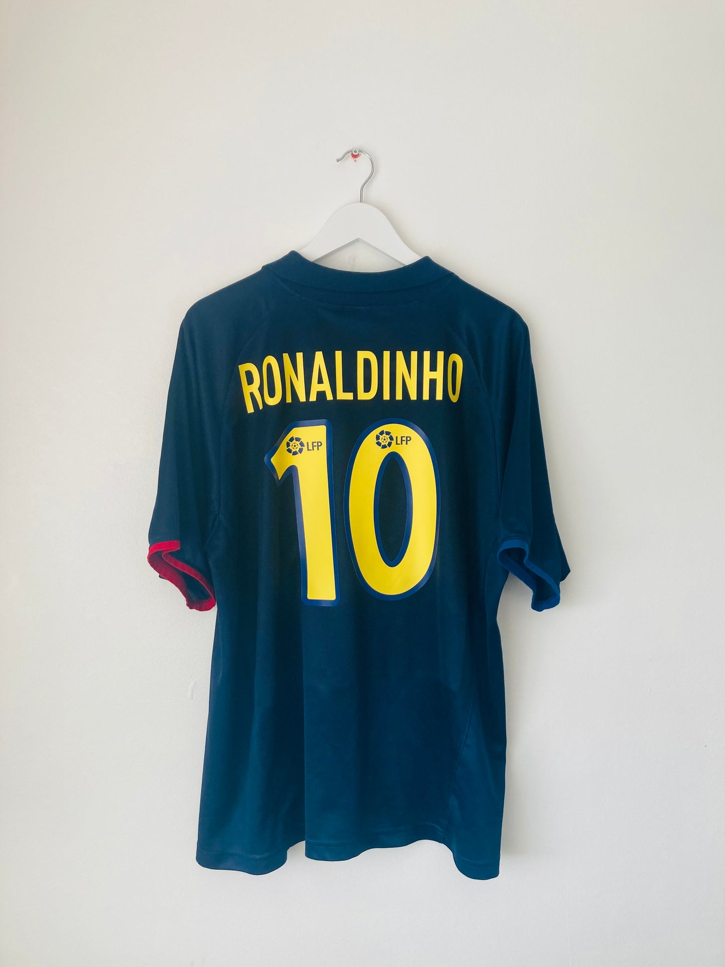 Barcelona away football shirt
2003/04 Ronaldinho 10 XL