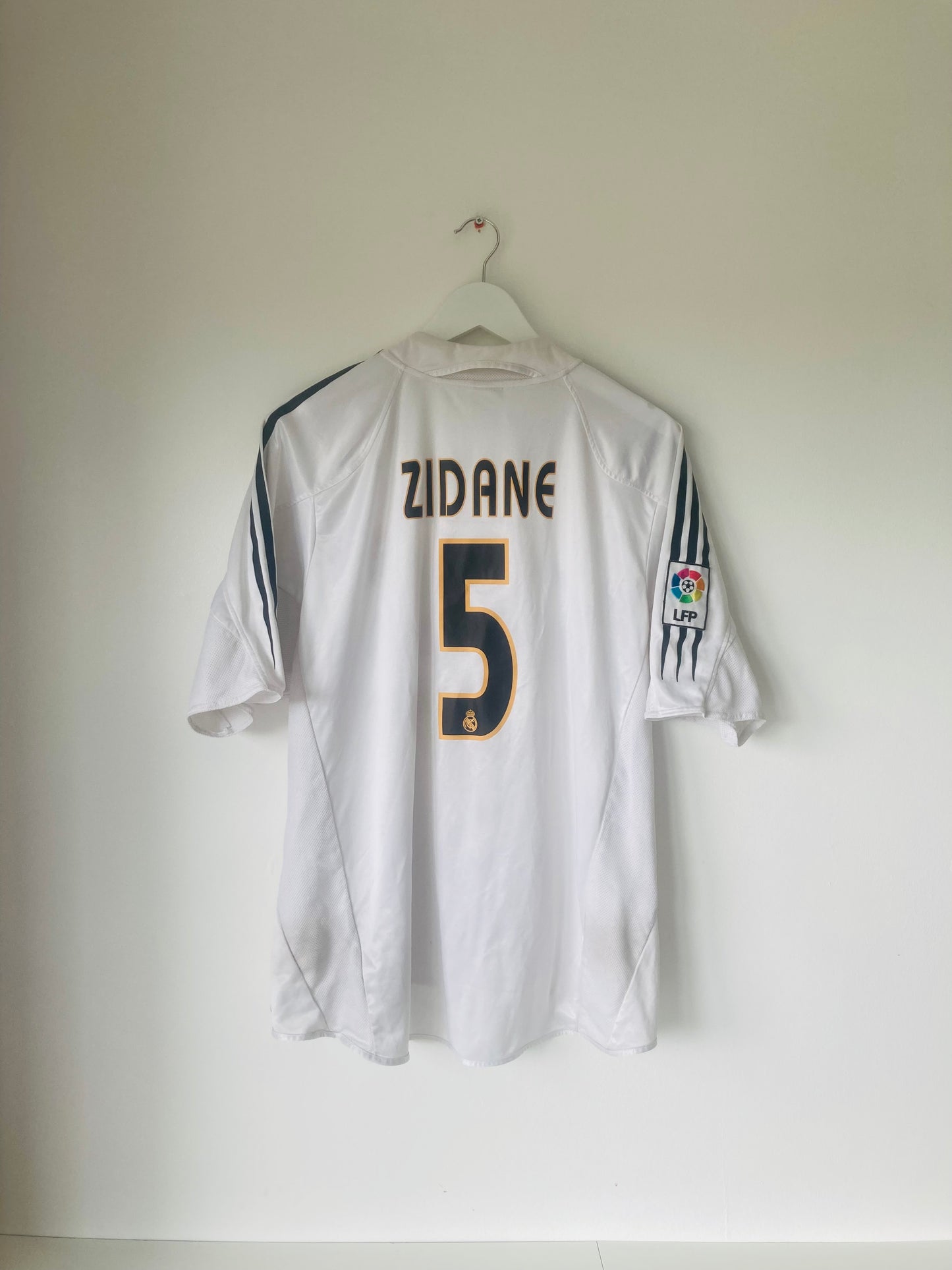 Real Madrid home football shirt
2004/05 Zidane XL