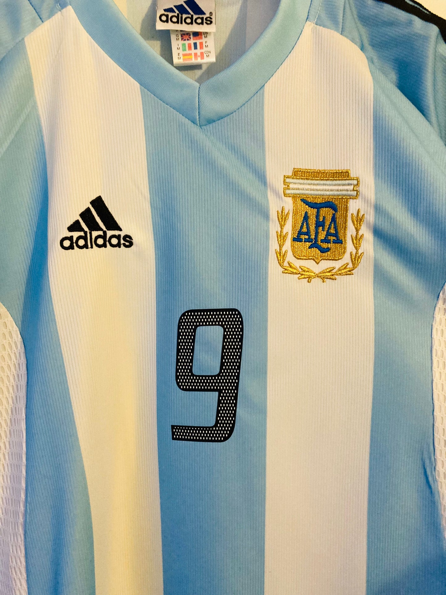 Argentina home football shirt
W/C 2002 Batistuta medium