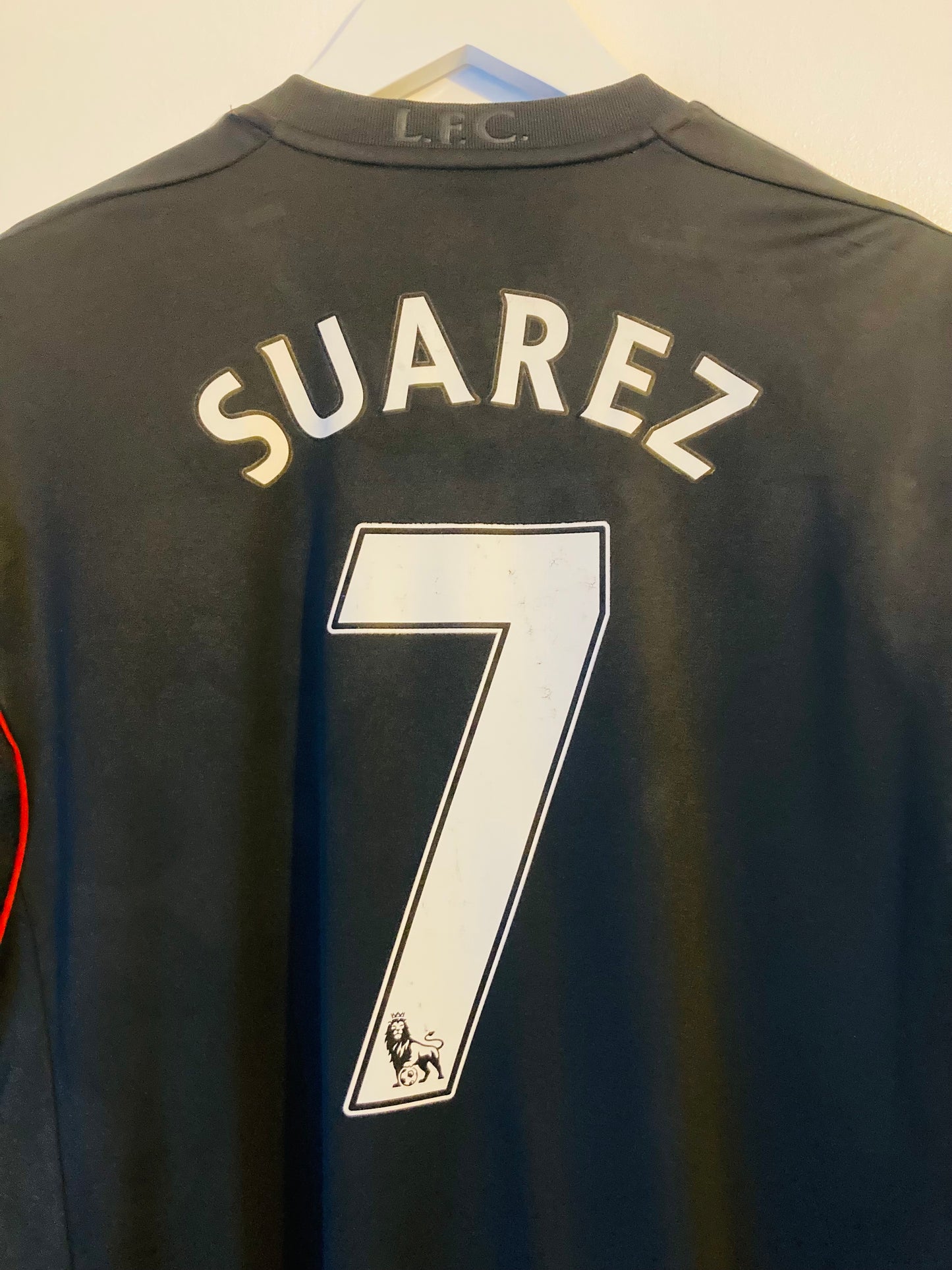 Liverpool away football shirt
2011/12 Suarez Large