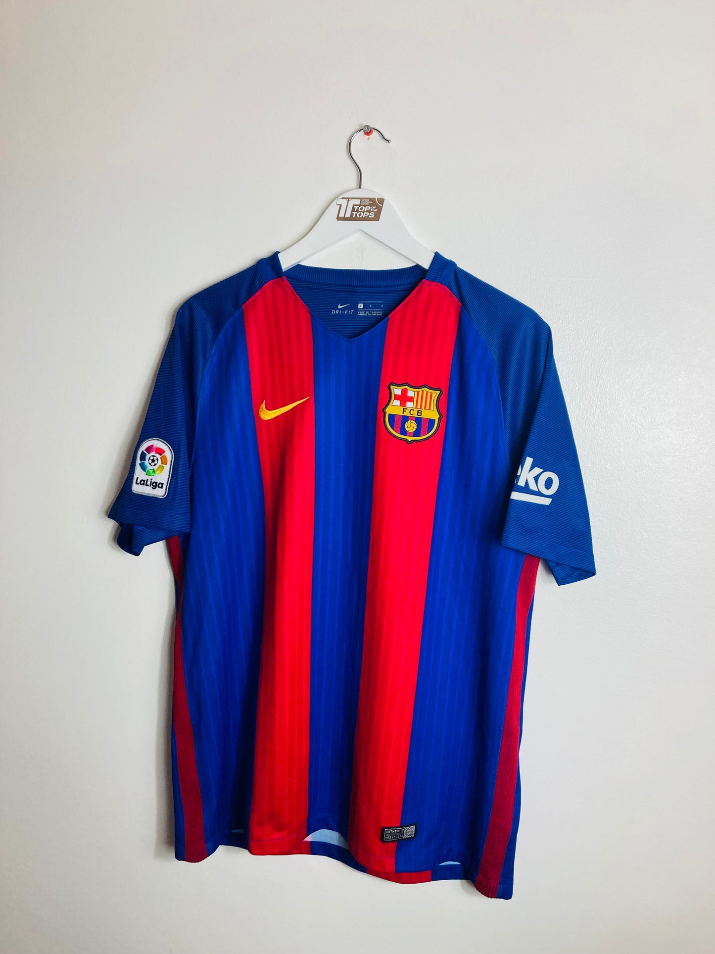 Barcelona home football shirt
2016/17 Suarez Large