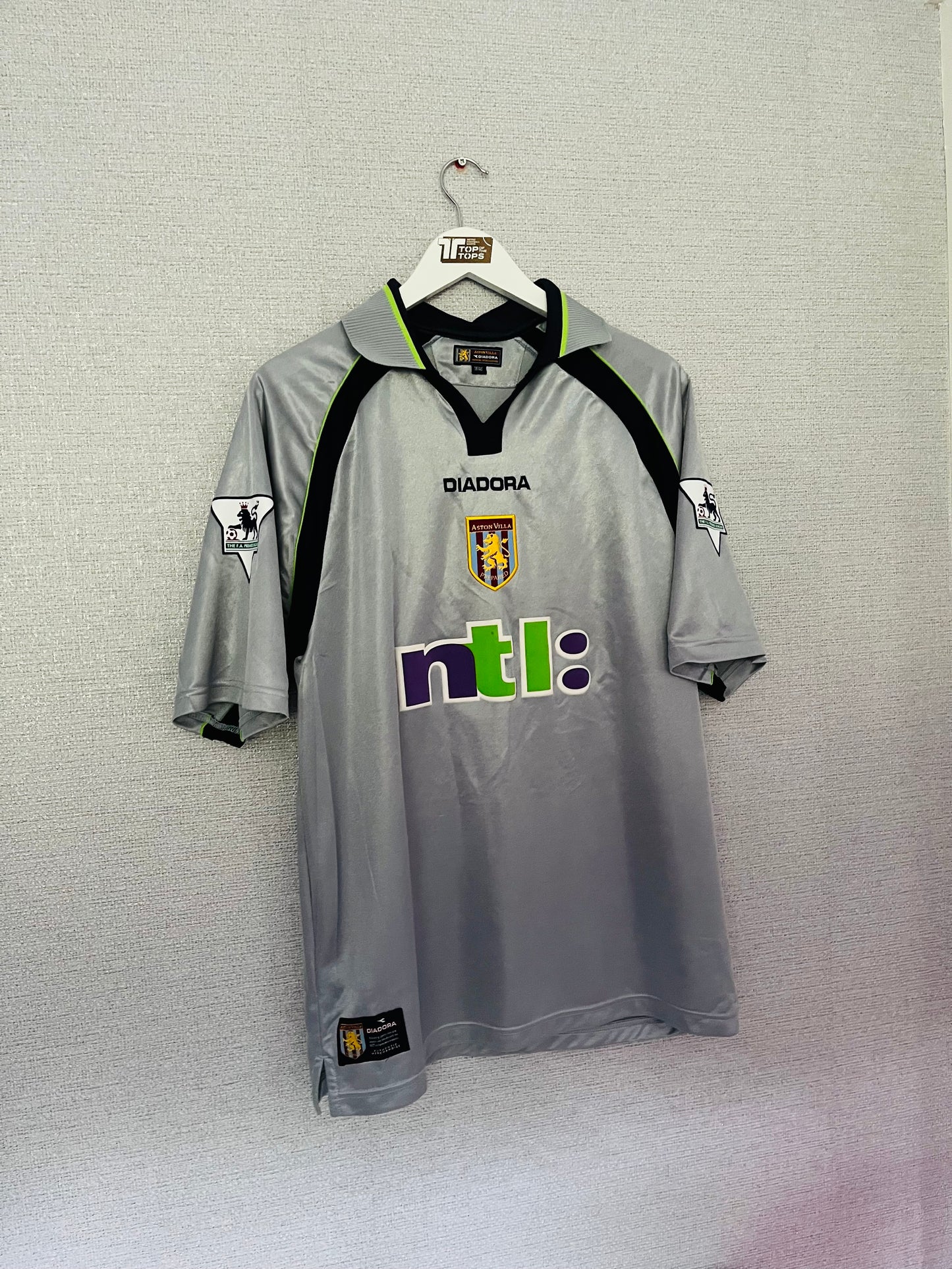 Aston Villa away football shirt
2001/02 Merson Medium