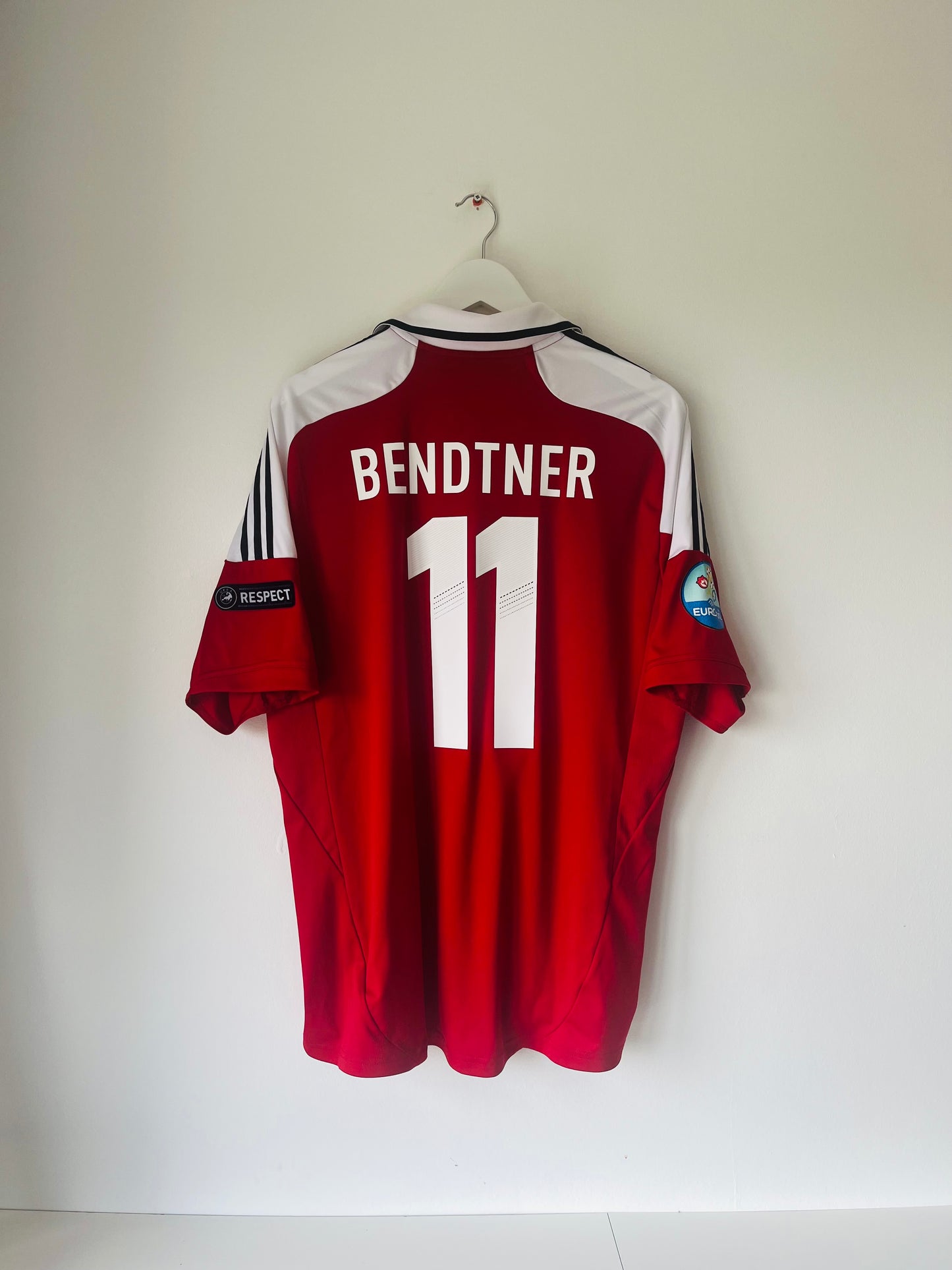 Denmark home football shirt
Euro 2012 Bendtner XL