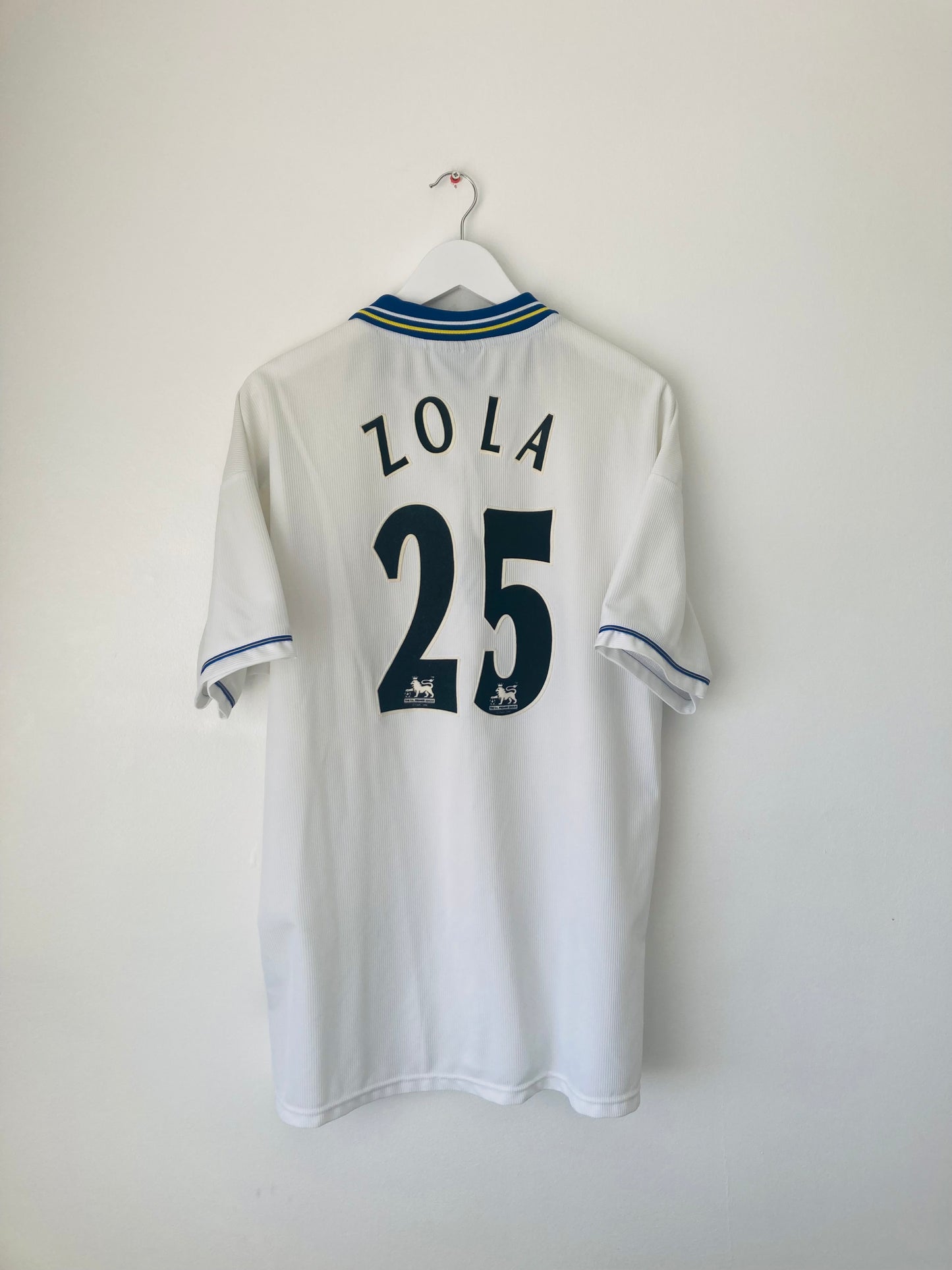Chelsea away football shirt
1999/2000 Zola XL