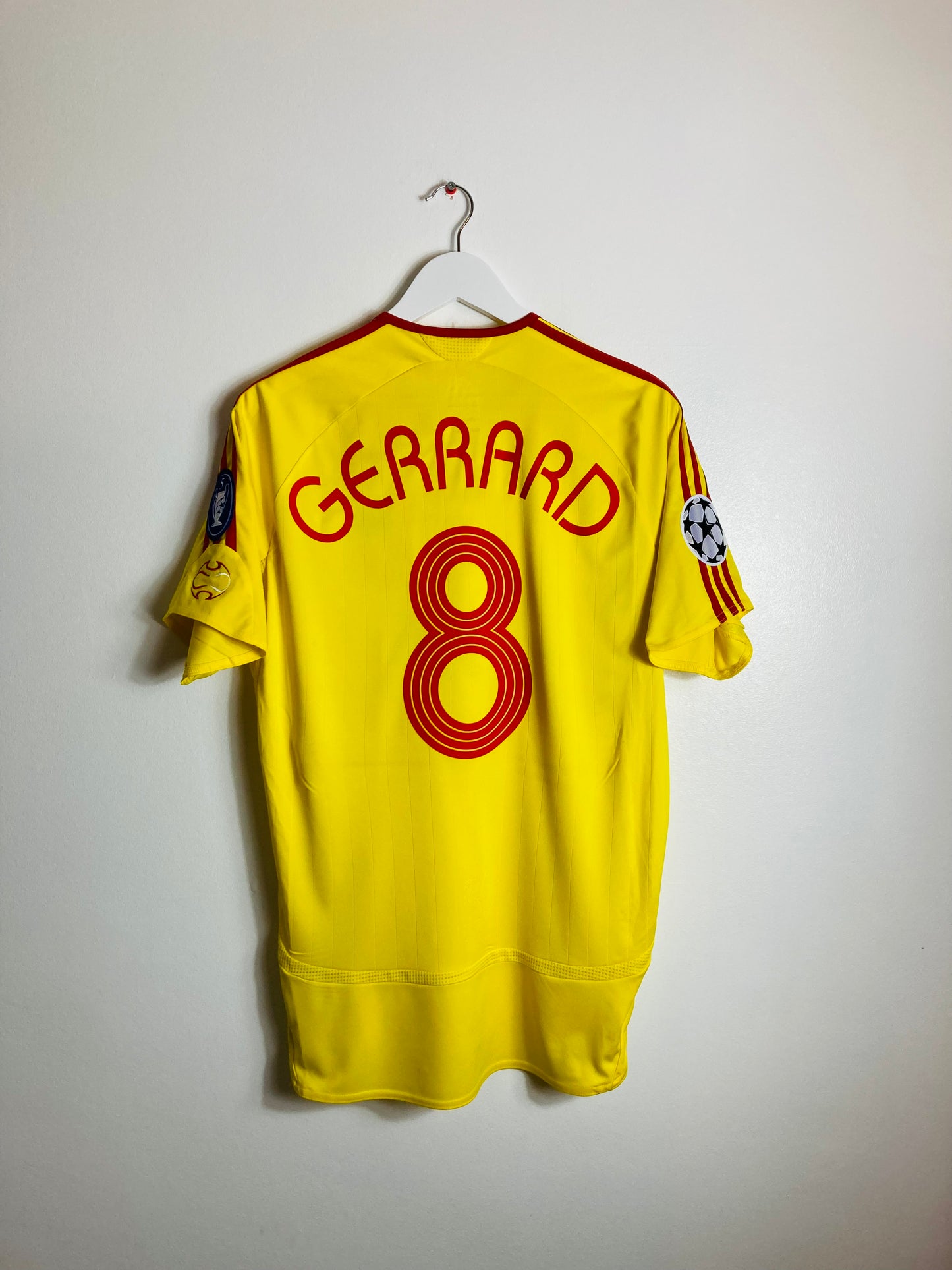 Liverpool away football shirt
2006/07 Gerrard Medium