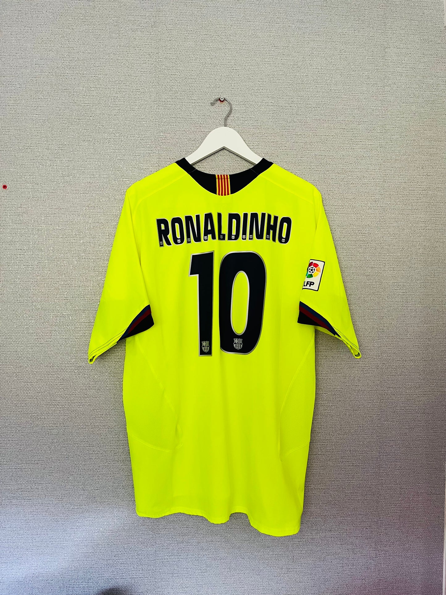 Barcelona away football shirt
2005/06 Ronaldinho XL