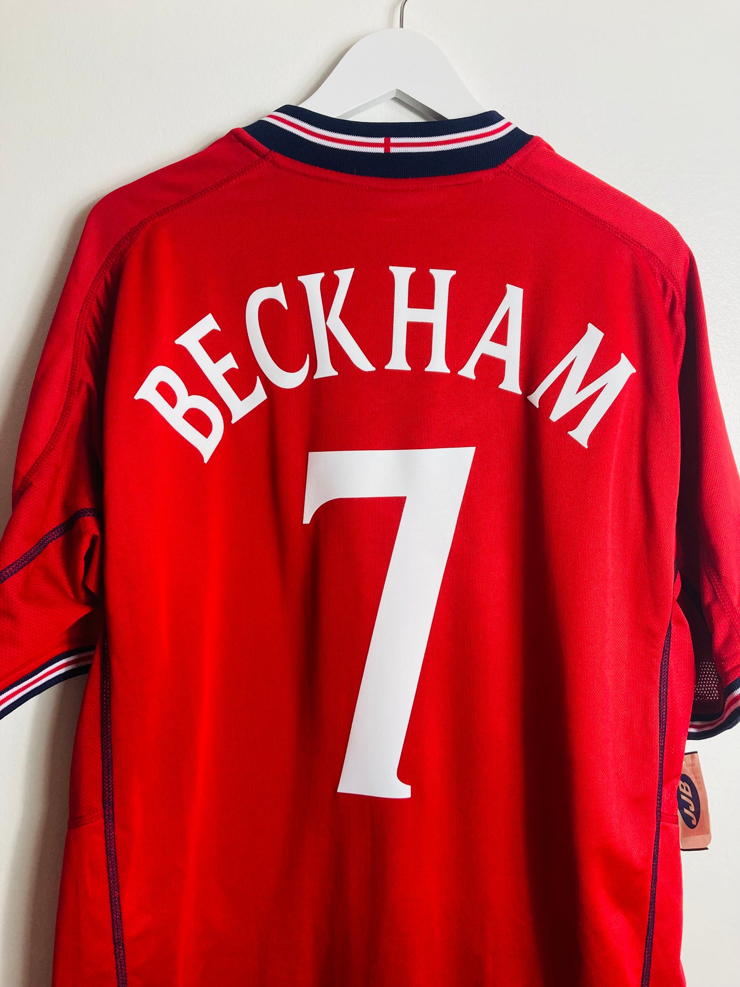 England away football shirt
W/C 2002 Beckham XXL