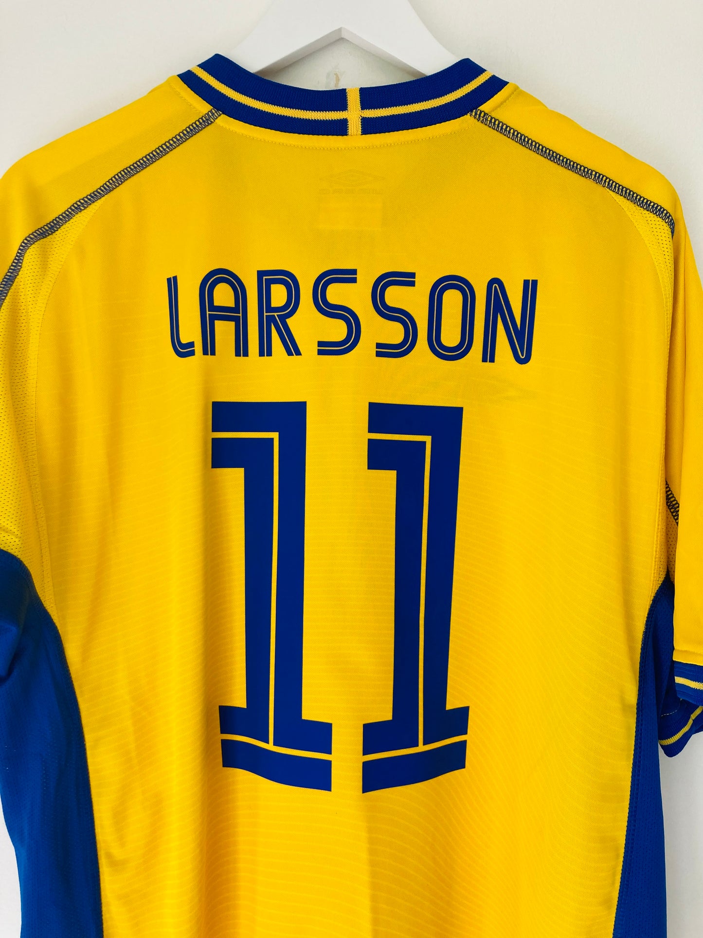 Sweden home football shirt Euro 2004 Larsson XL
