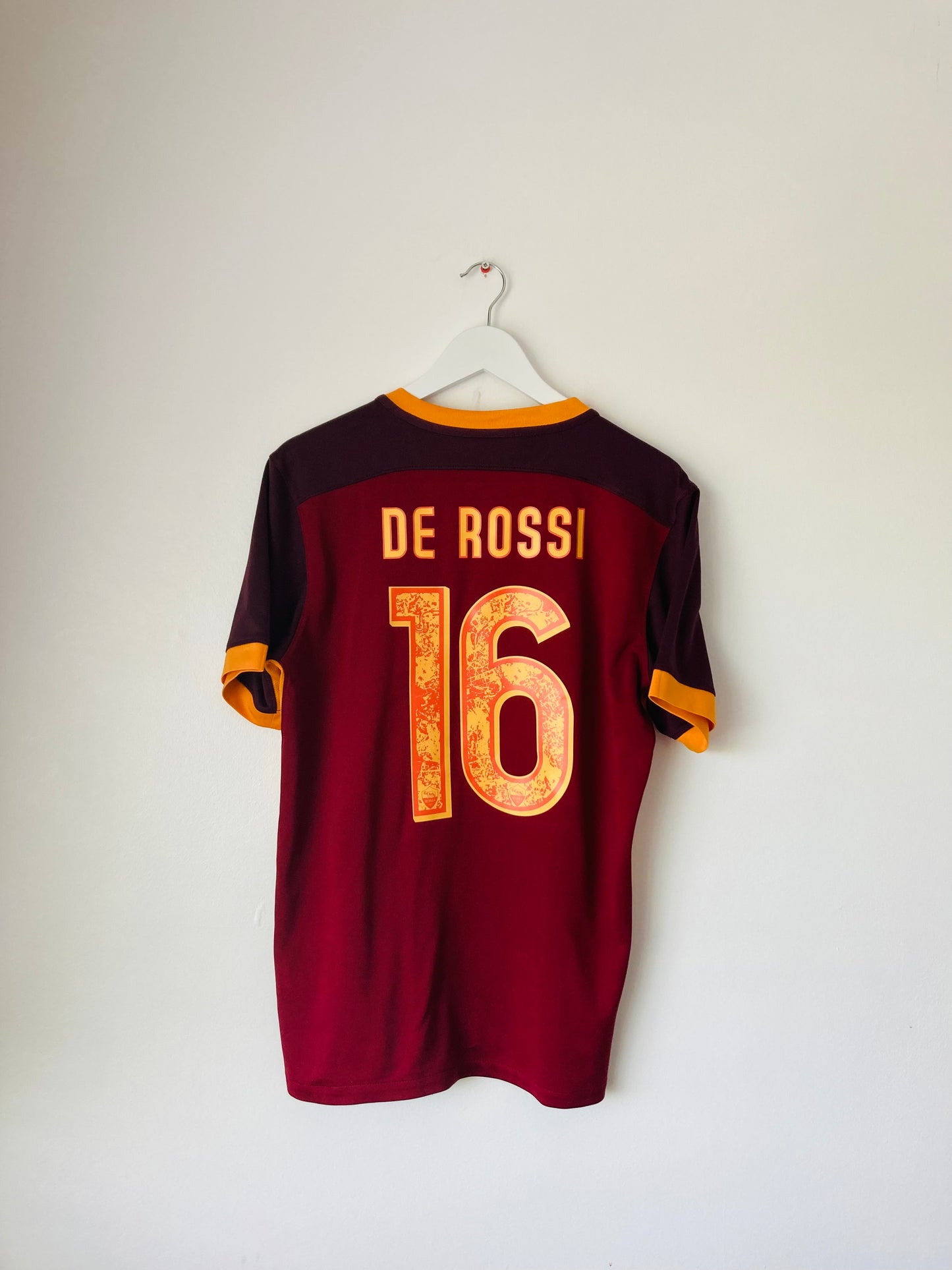 Roma home football shirt
2015/16 De Rossi Medium