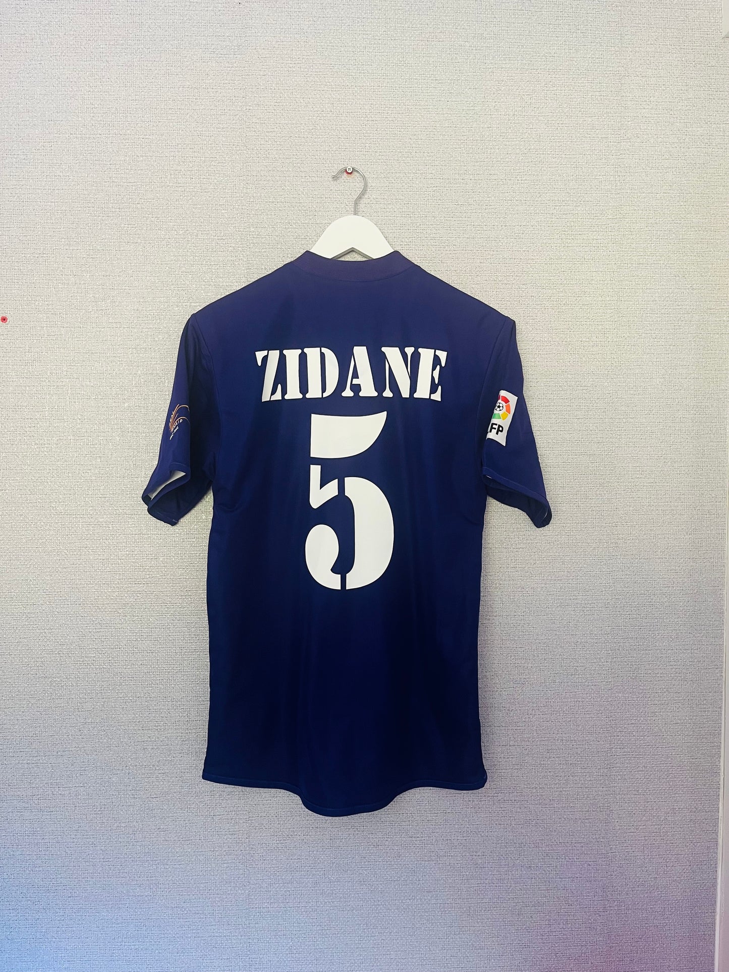 Real Madrid third reversible football shirt
2002/03 Zidane Small