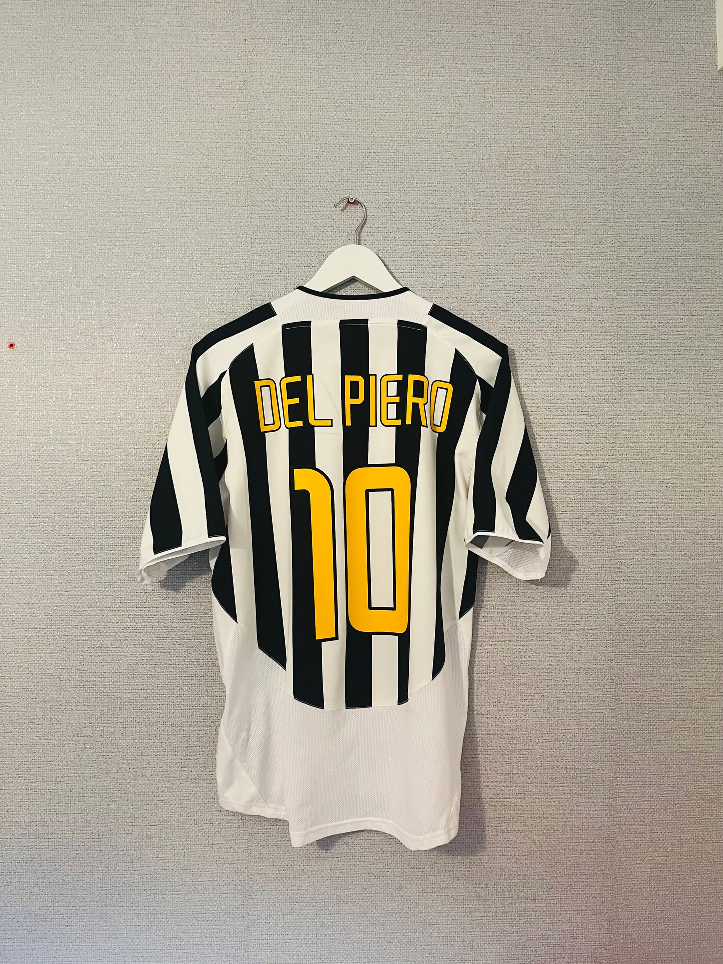 Juventus home football shirt
2003/04 Del Piero Medium
