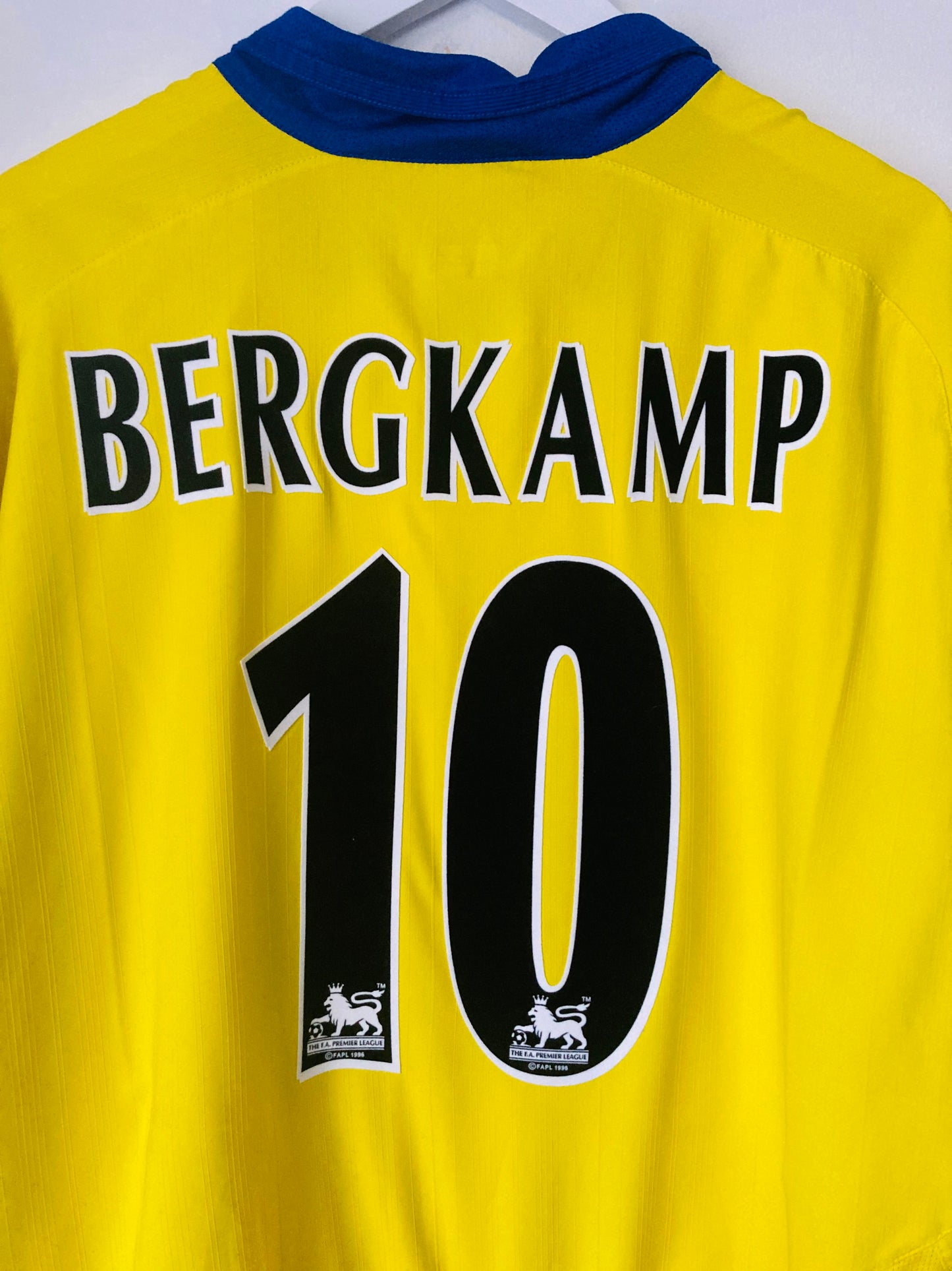 Arsenal away football shirt
2003/04 Bergkamp XXL