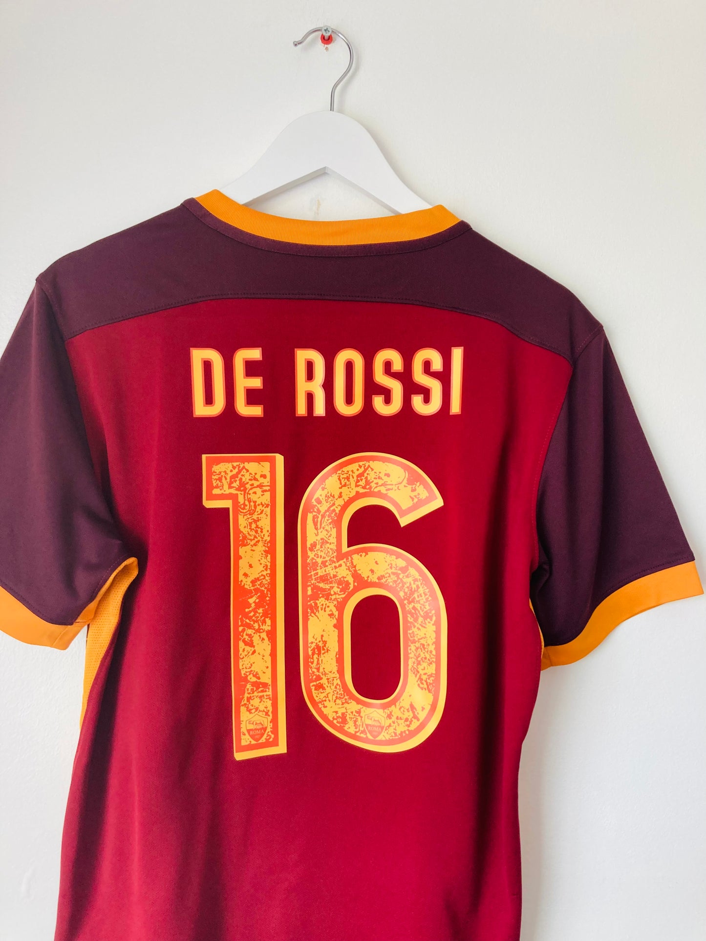 Roma home football shirt
2015/16 De Rossi Medium