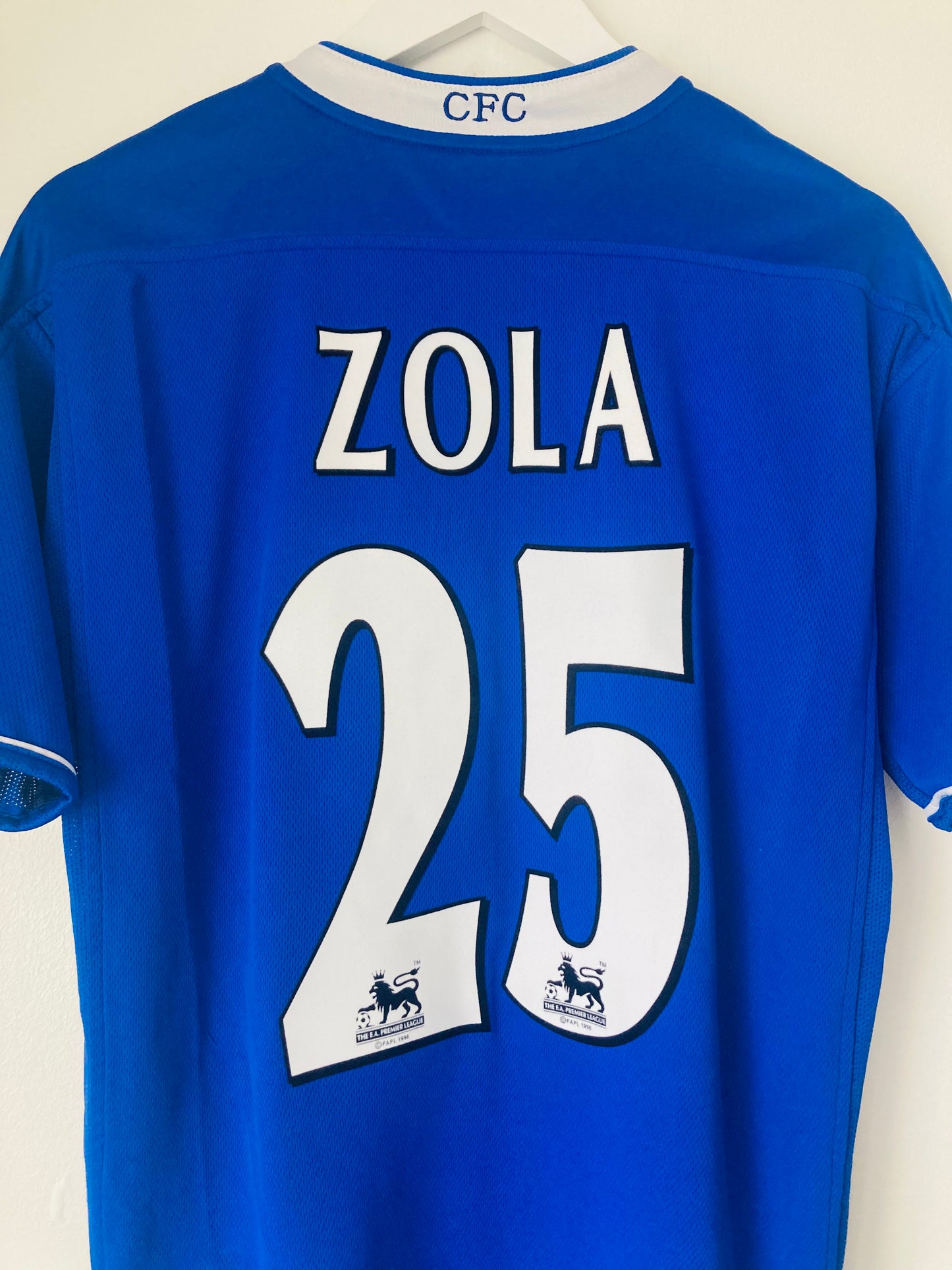 Chelsea home football shirt
2003/04 Zola Medium