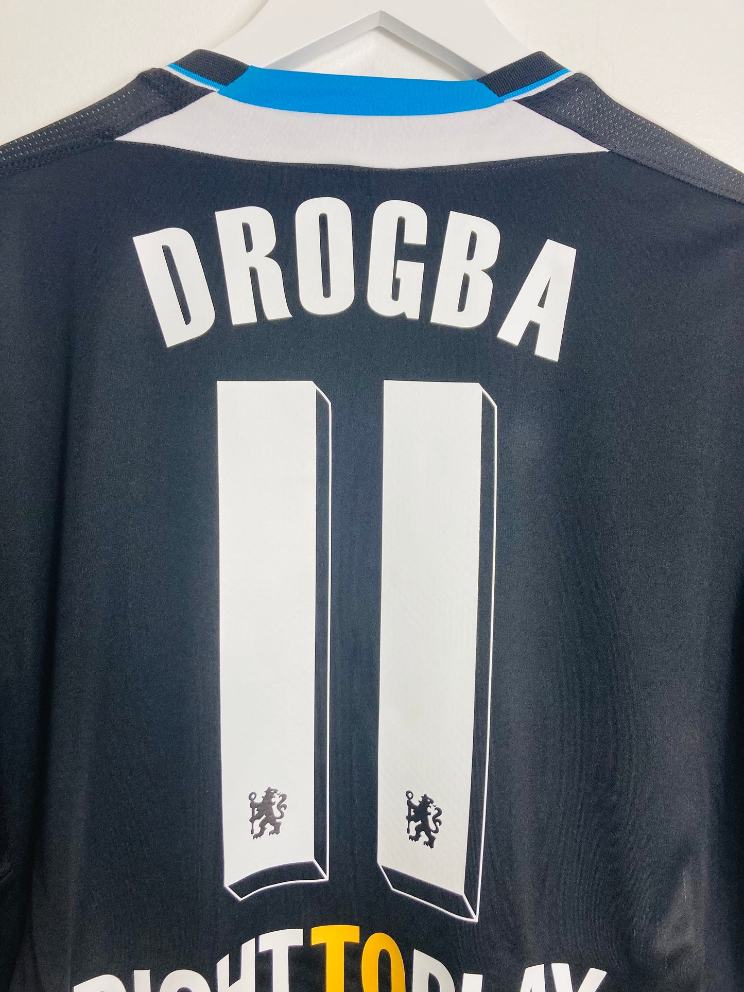 Chelsea away football shirt
2011/12 Drogba medium