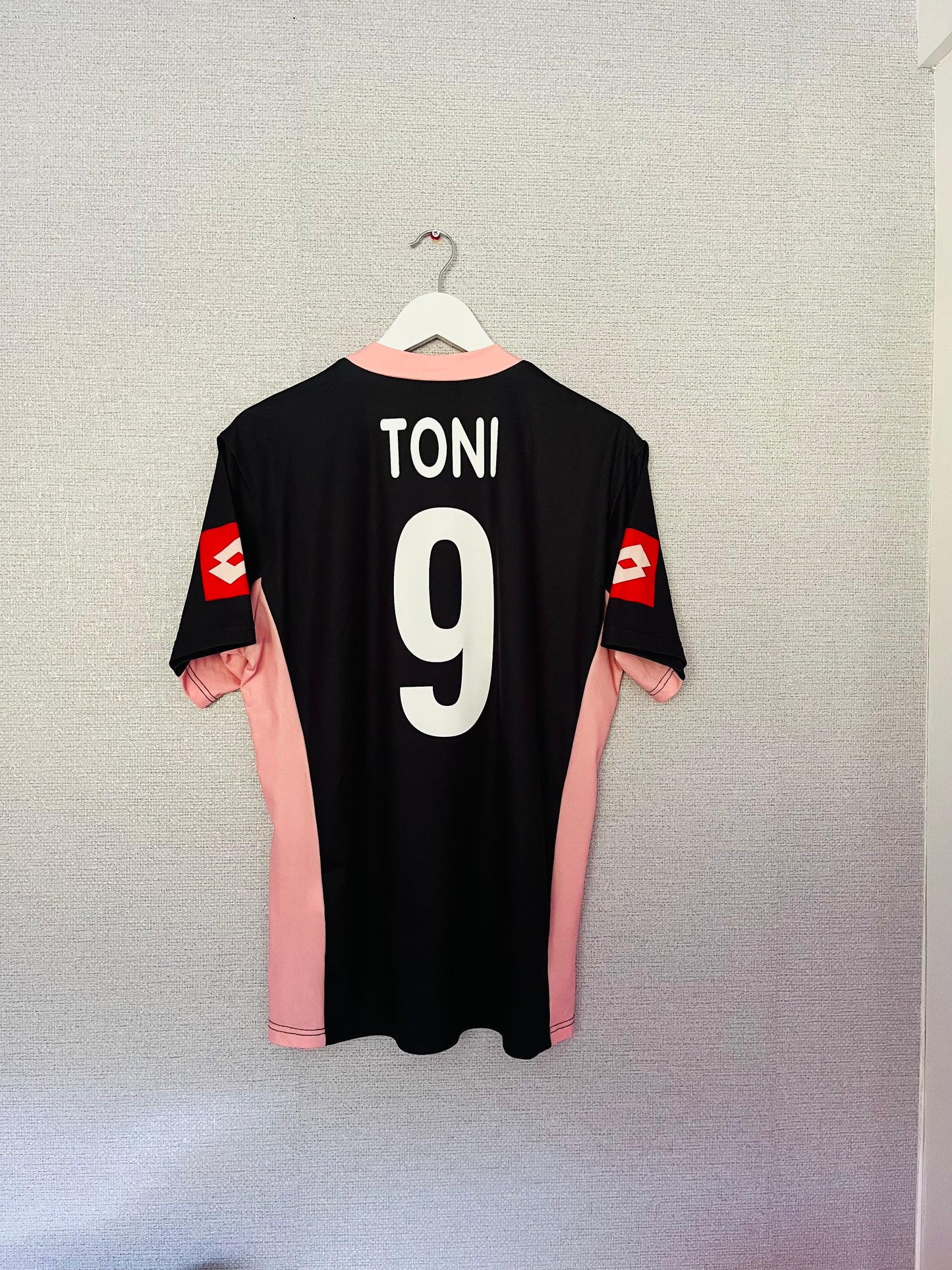 Palermo away football shirt
2004/05 Toni Medium