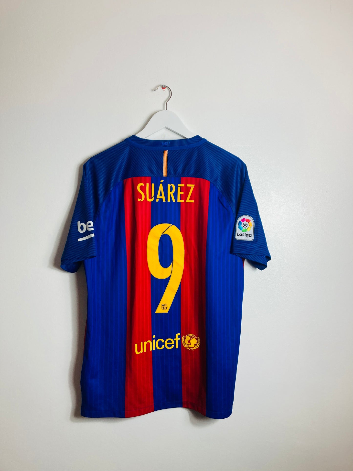 Barcelona home football shirt
2016/17 Suarez Large