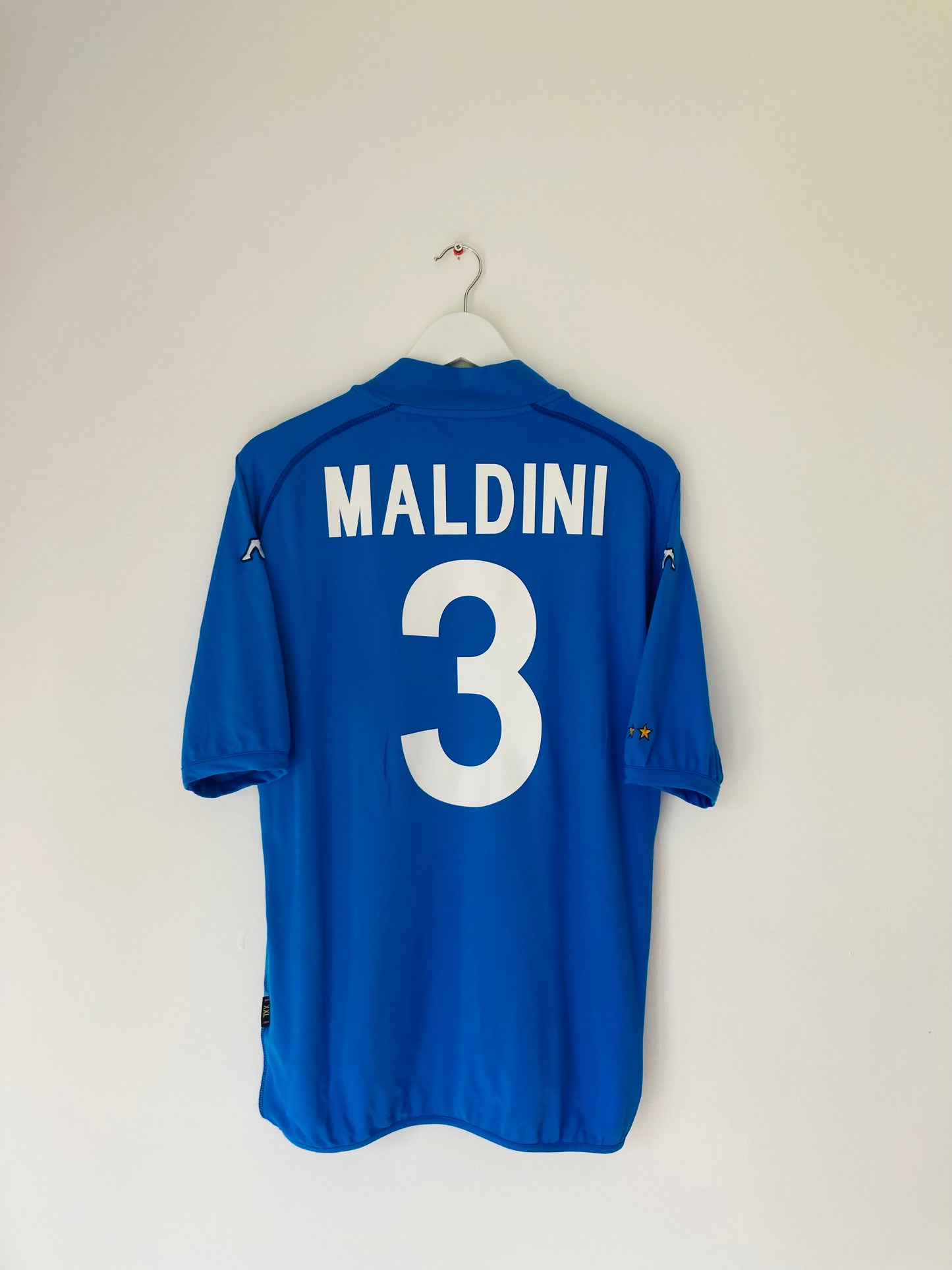Italy home football shirt
W/C 2002 Maldini XXL (large)