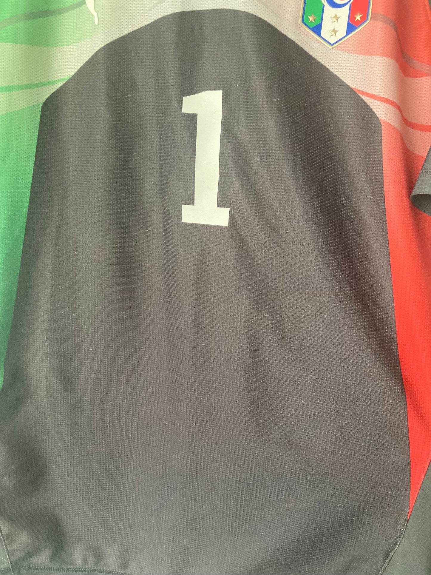 Italy goalkeeper football shirt
2011/12 Buffon Medium