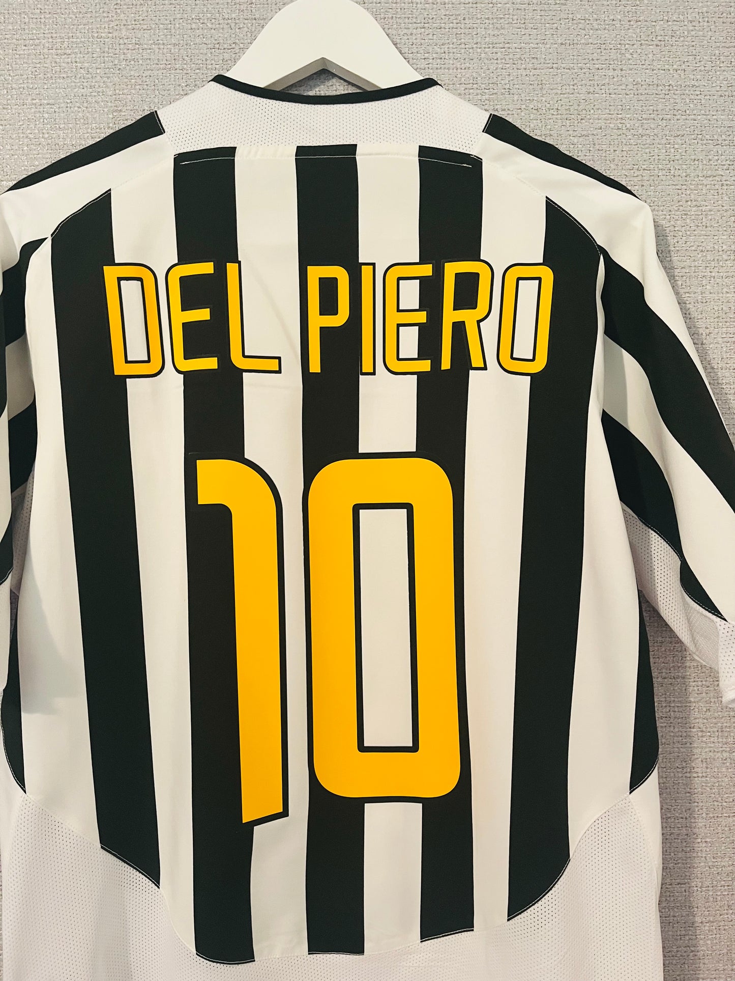 Juventus home football shirt
2003/04 Del Piero Medium