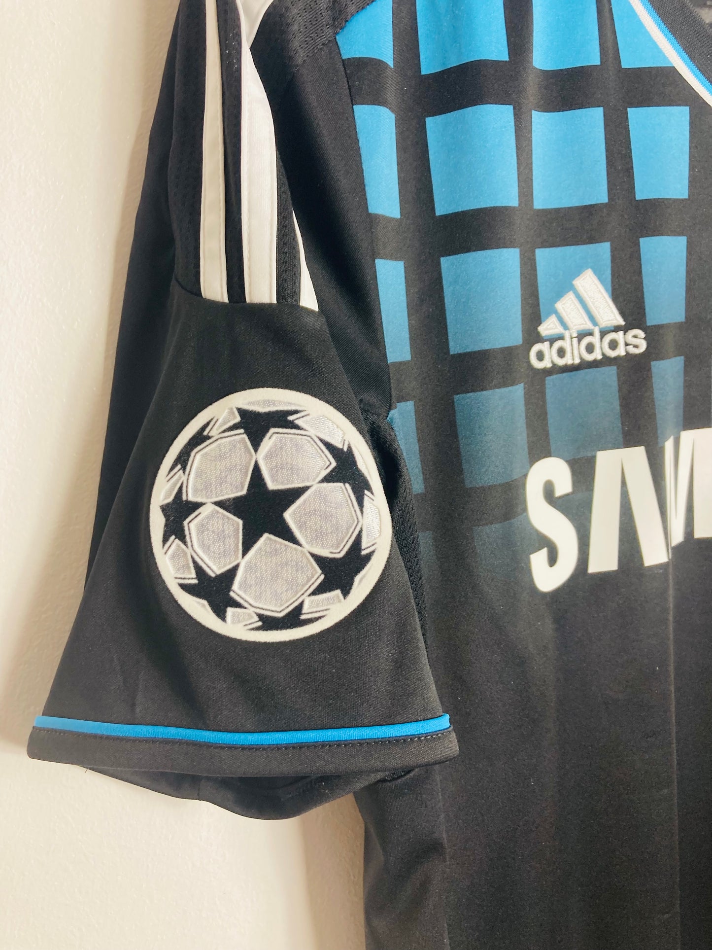 Chelsea away football shirt
2011/12 Drogba medium