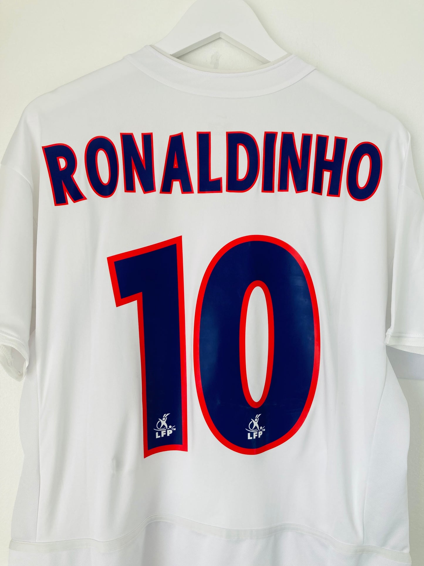 Paris Saint Germain PSG away football shirt
2002/03 Ronaldinho Medium
