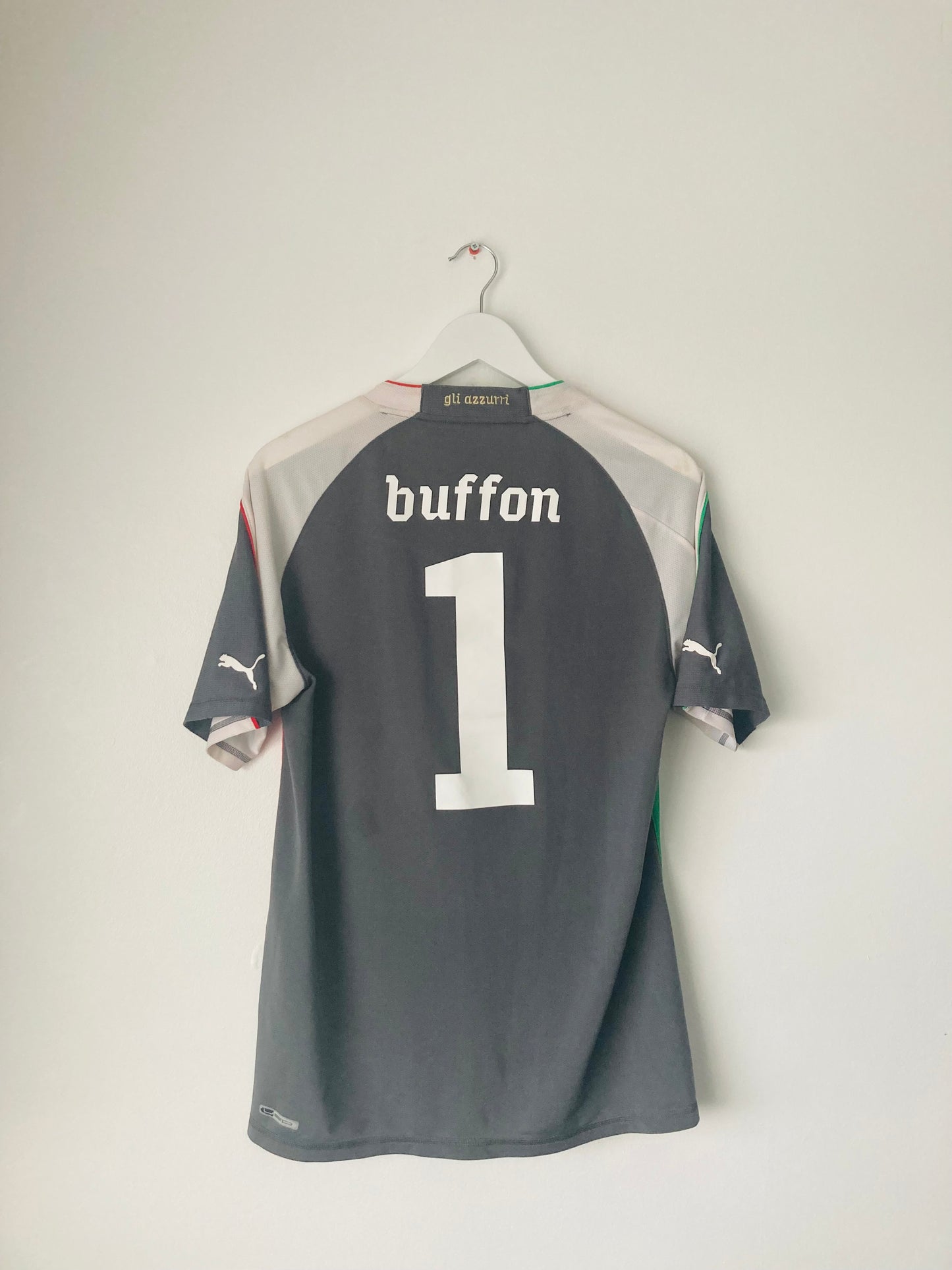 Italy goalkeeper football shirt
2011/12 Buffon Medium