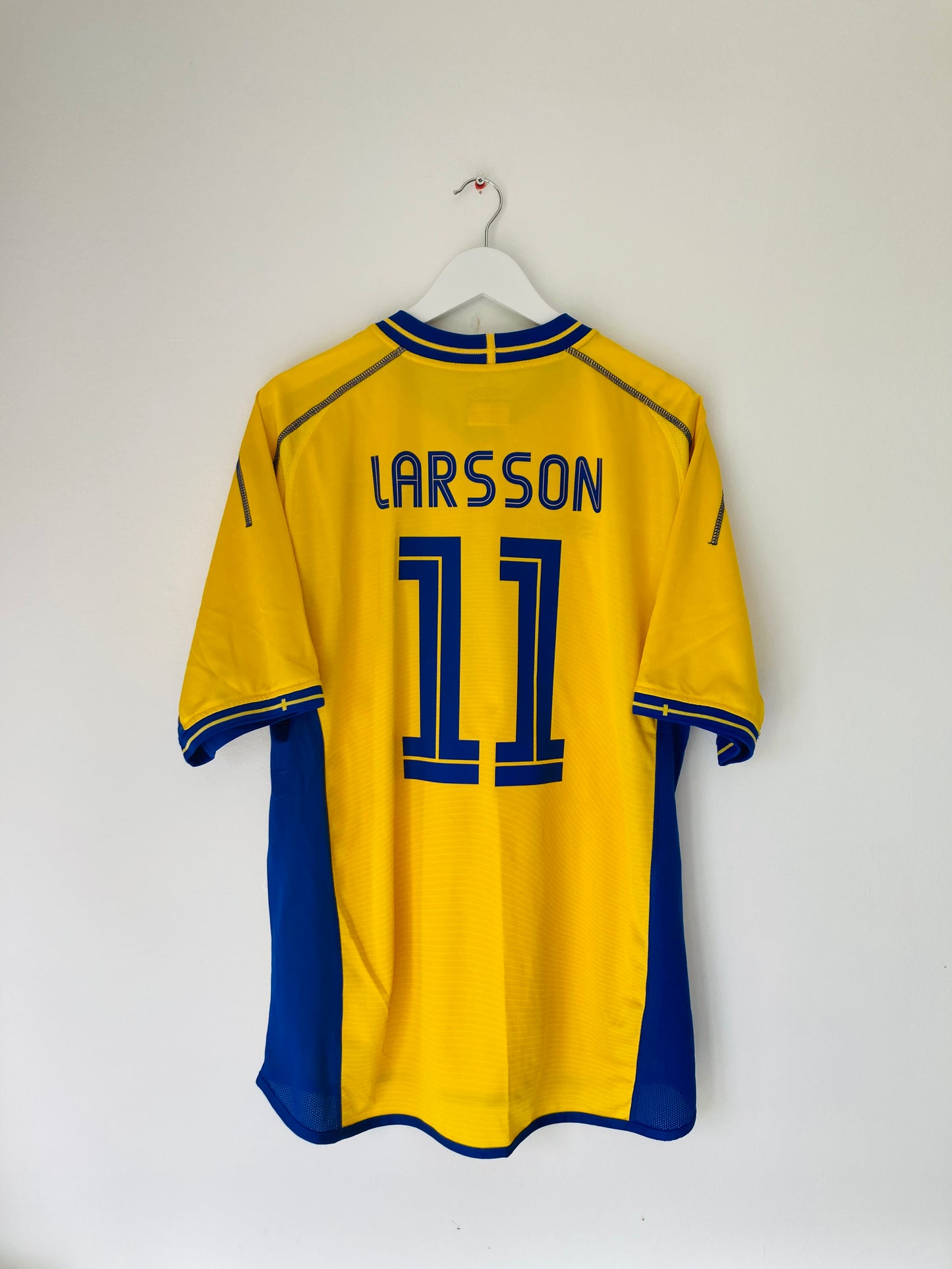 Sweden home football shirt Euro 2004 Larsson XL