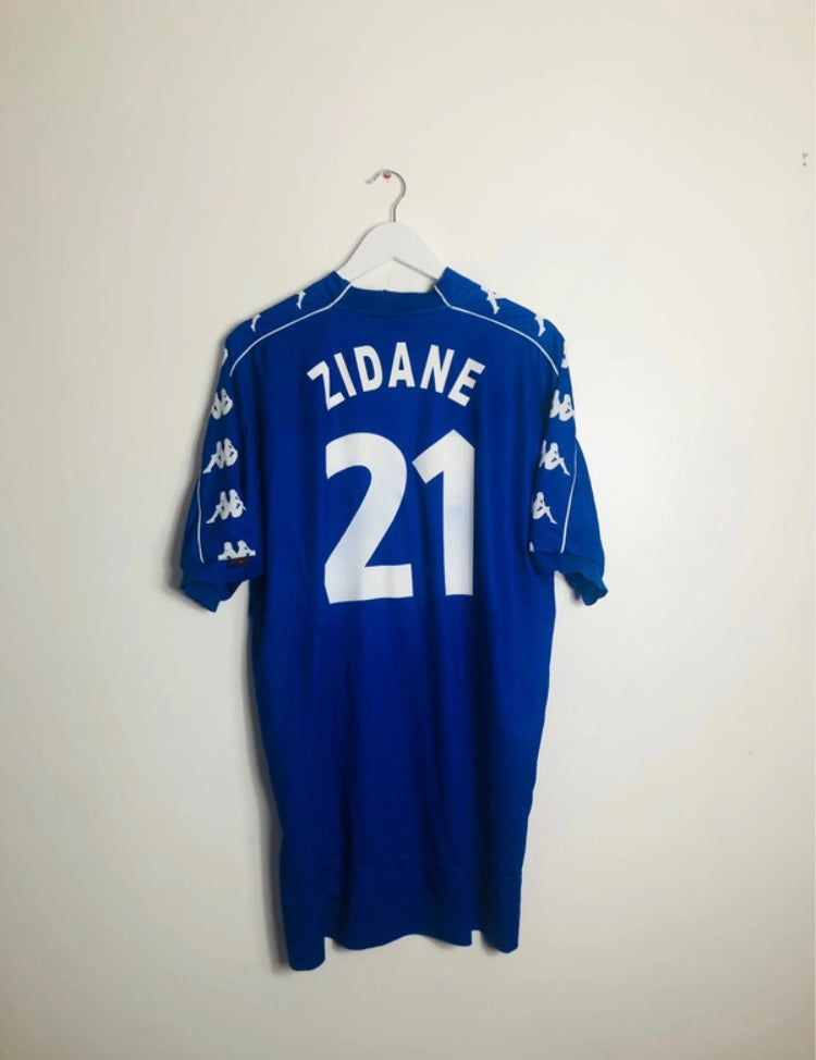 Juventus away football shirt
XXL Zidane 1999/2000