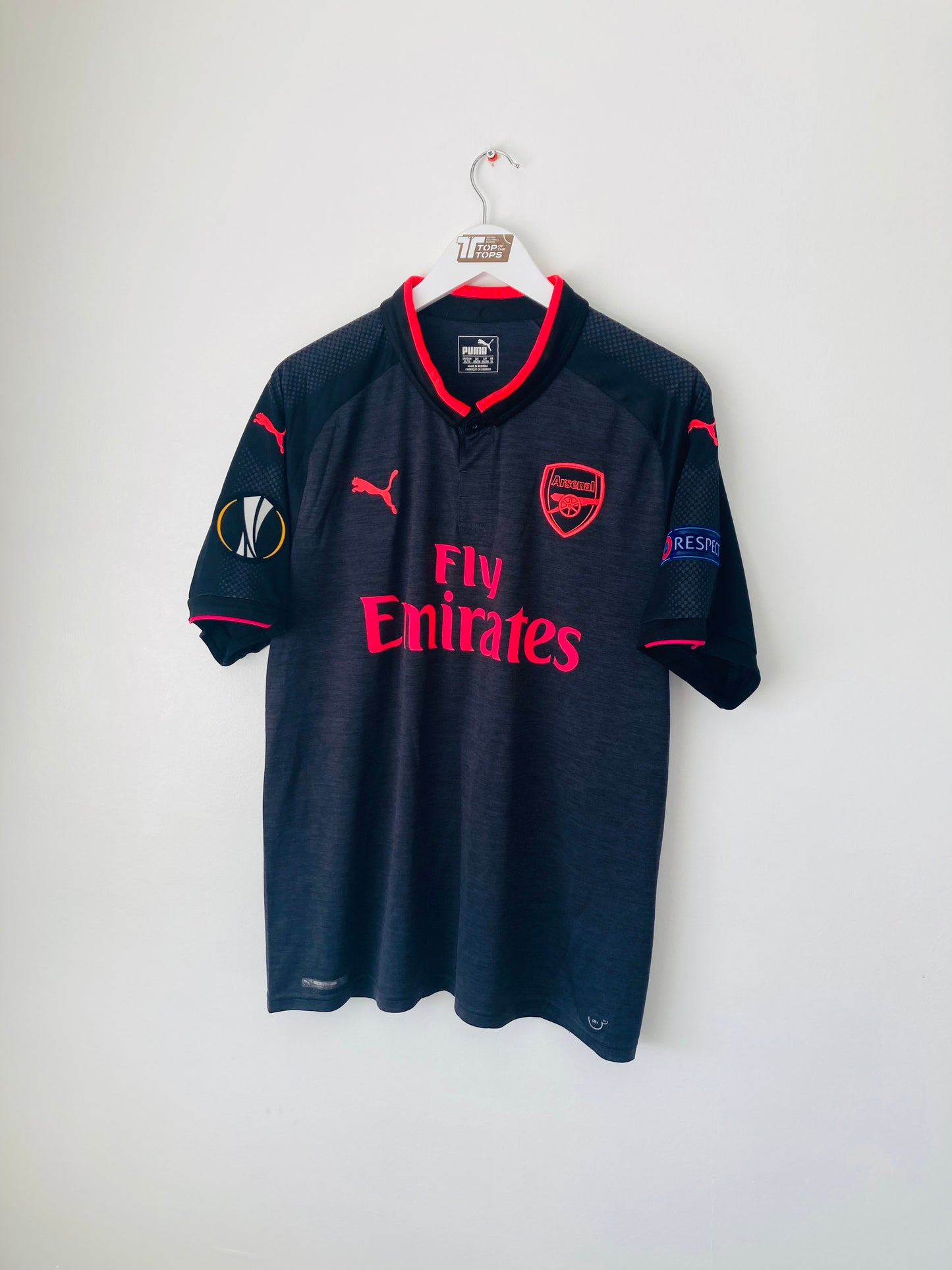 Arsenal third football shirt
2017/18 Ozil XL