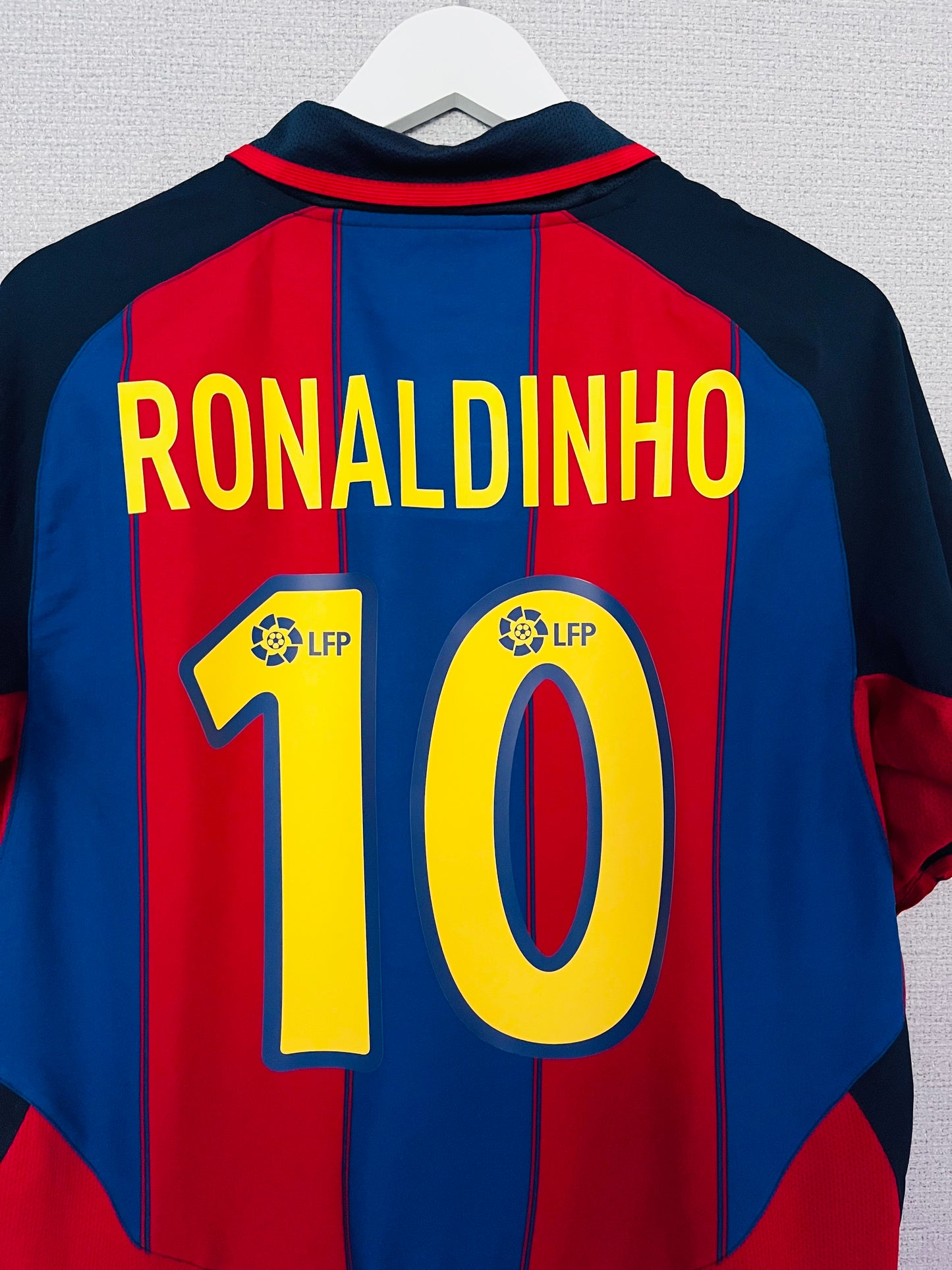 Barcelona home football shirt 2003/04 Ronaldinho Medium