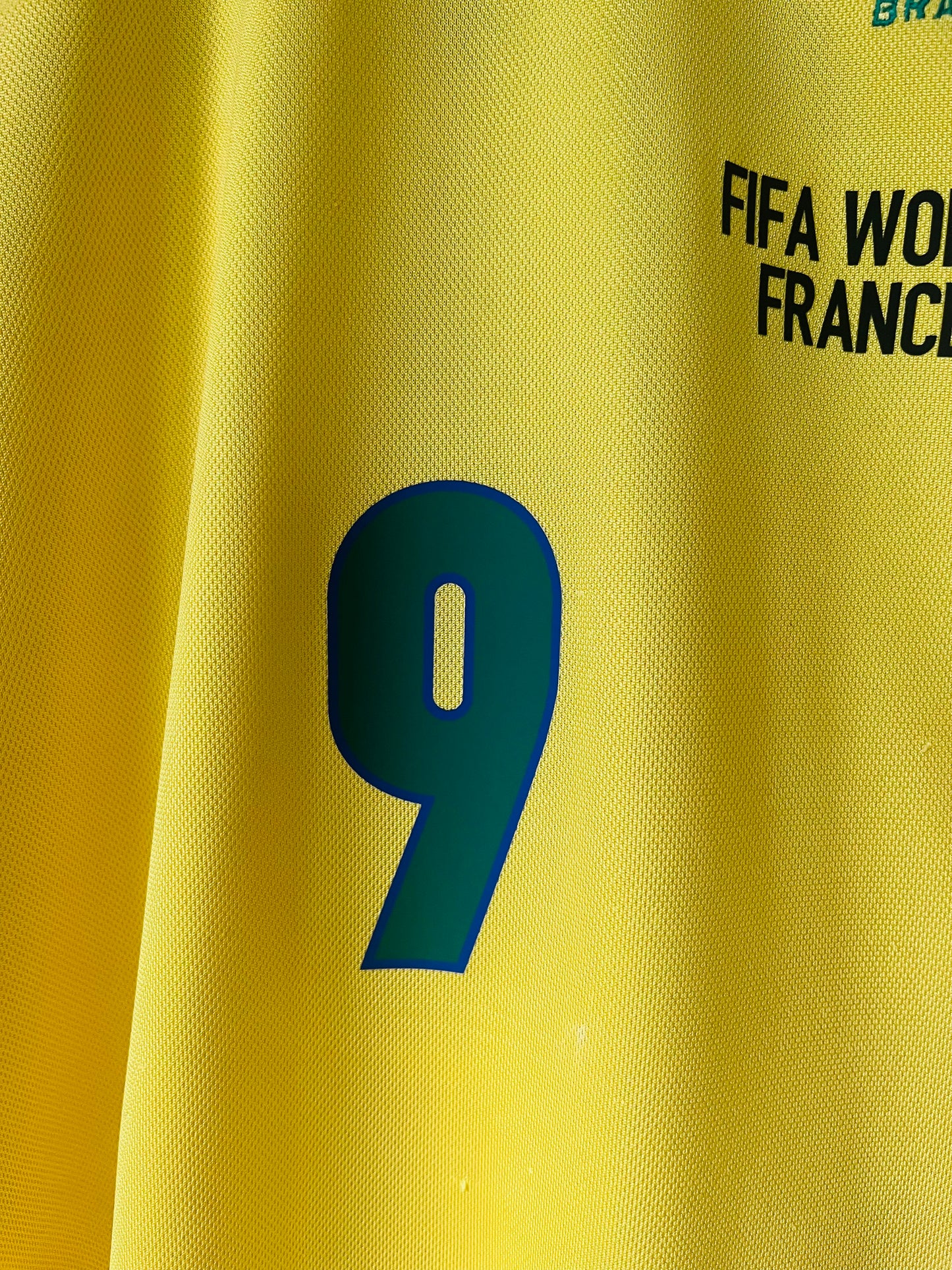 Brazil home football shirt
W/C 1998 R9 medium