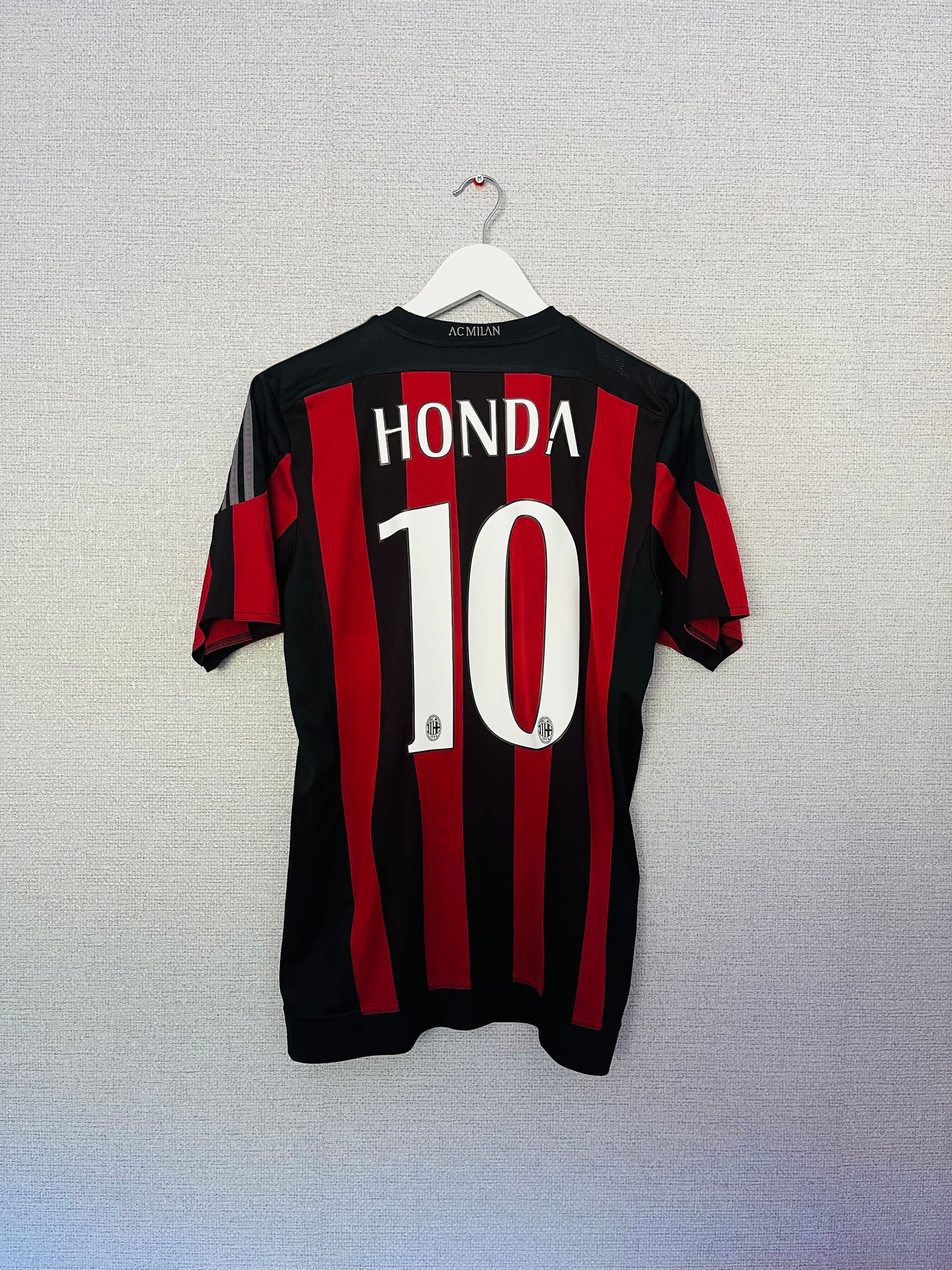 AC Milan home football shirt
2015/16 Honda Medium