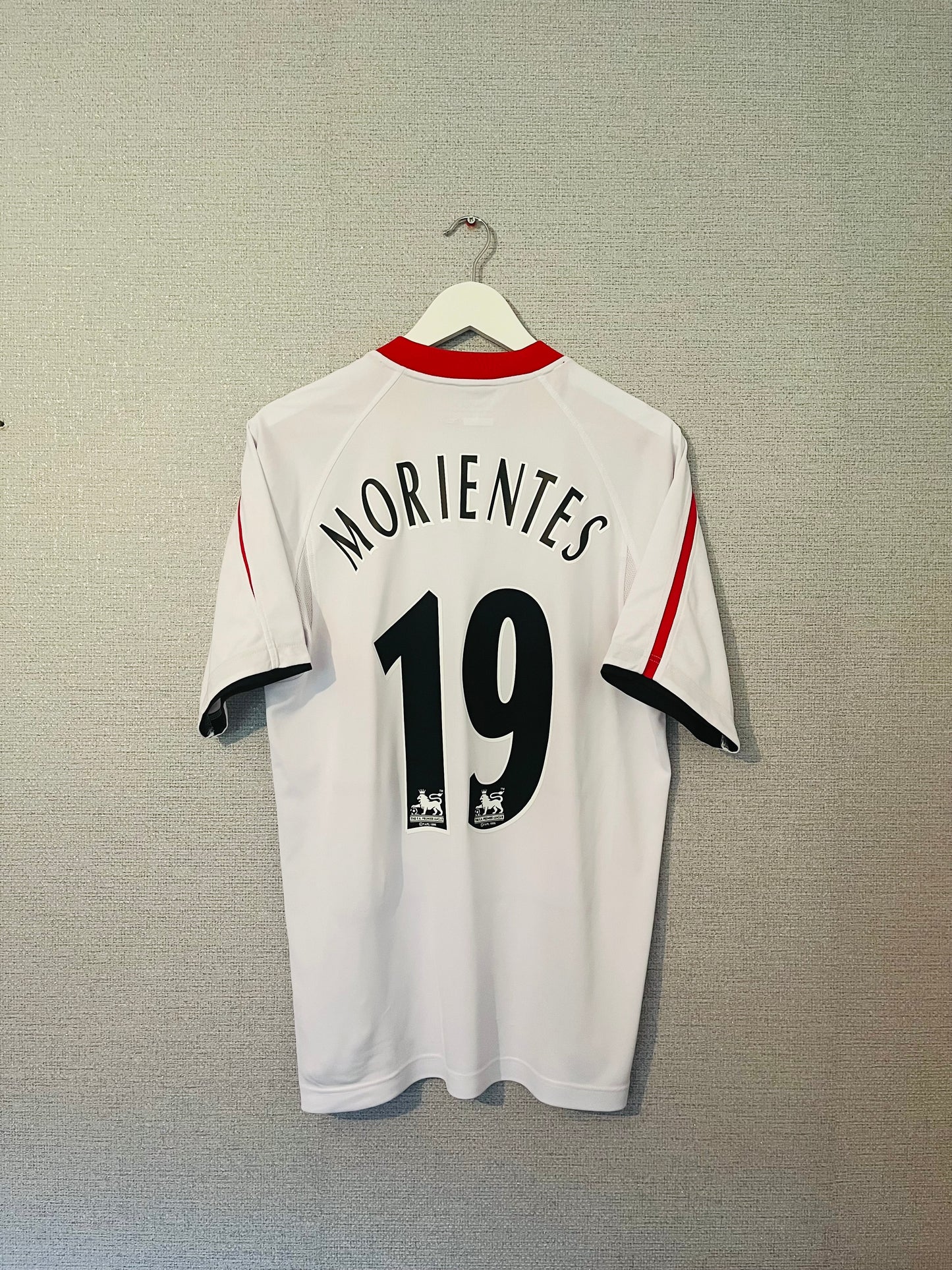 Liverpool away football shirt
2005/06 Morientes Medium