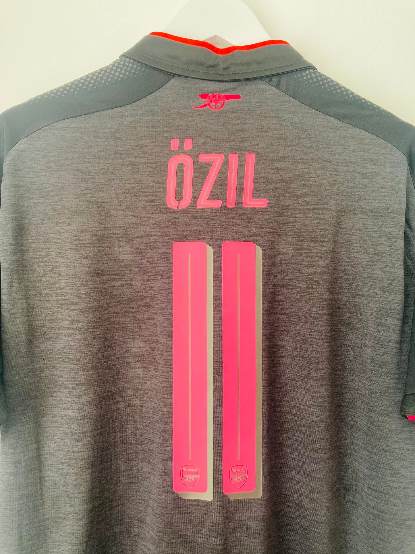 Arsenal third football shirt
2017/18 Ozil XL