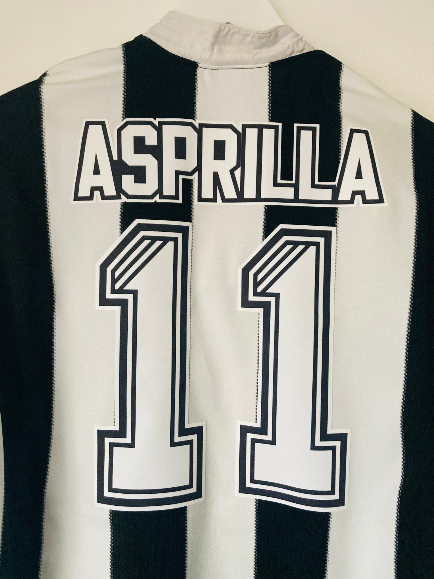 Newcastle United home football shirt 1995/97 Asprilla Medium