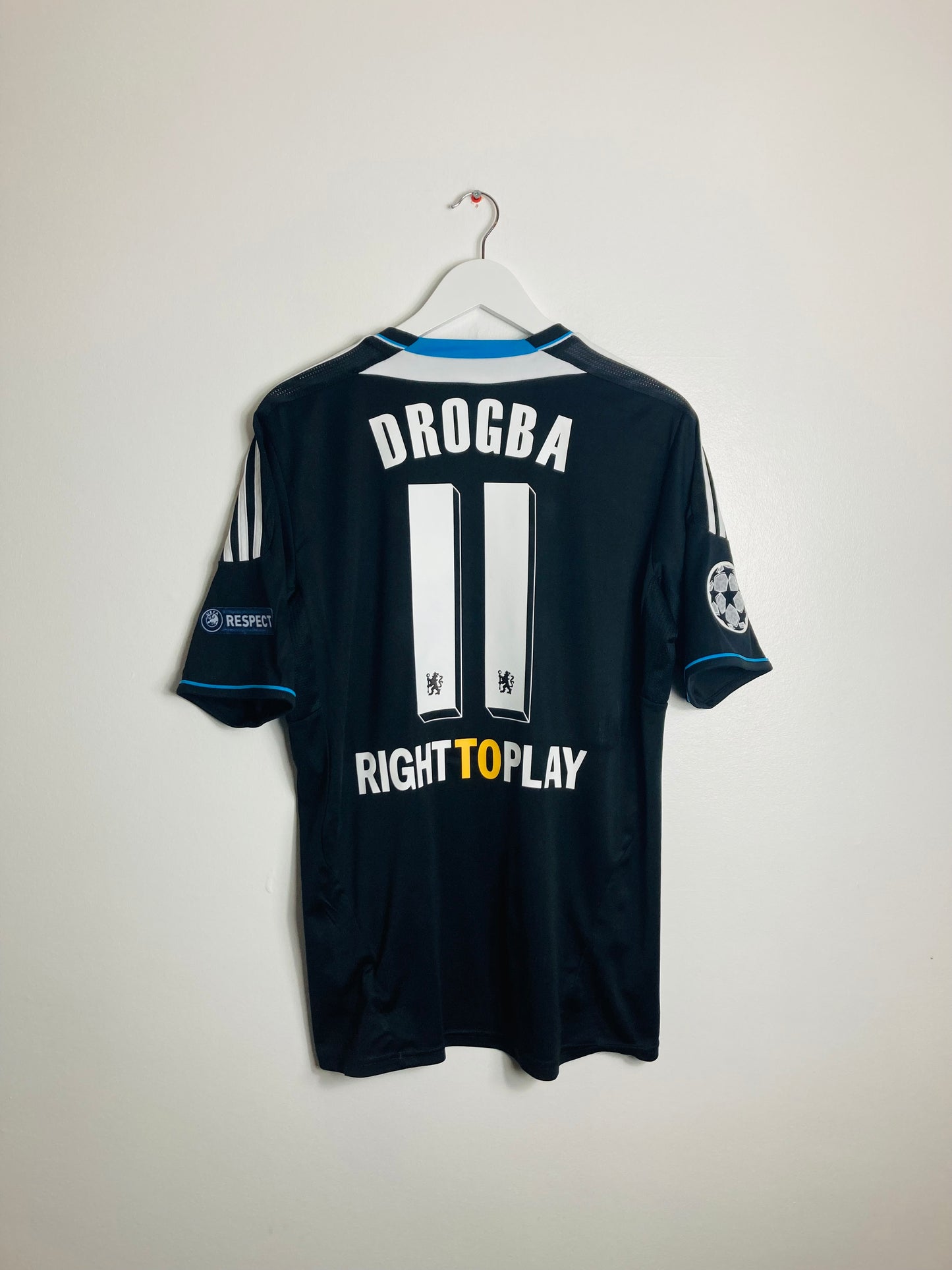 Chelsea away football shirt
2011/12 Drogba medium