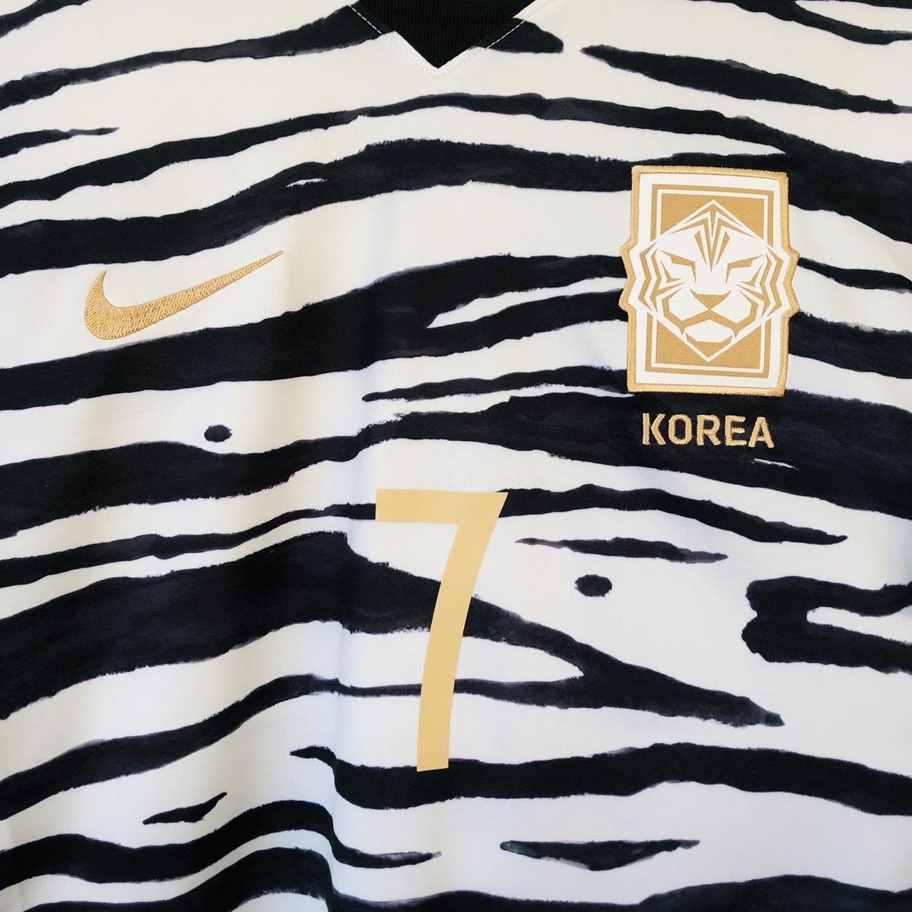 South Korea 2020/2021 Black & White Away Football Shirt (L)