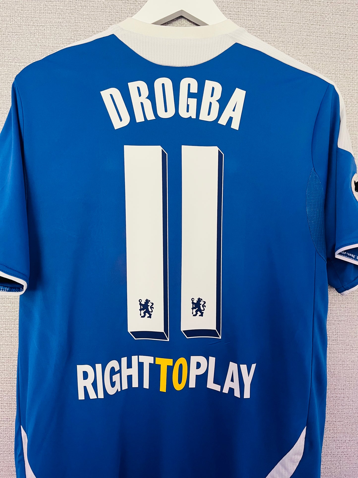 Chelsea home football shirt
2011/12 Drogba Medium
