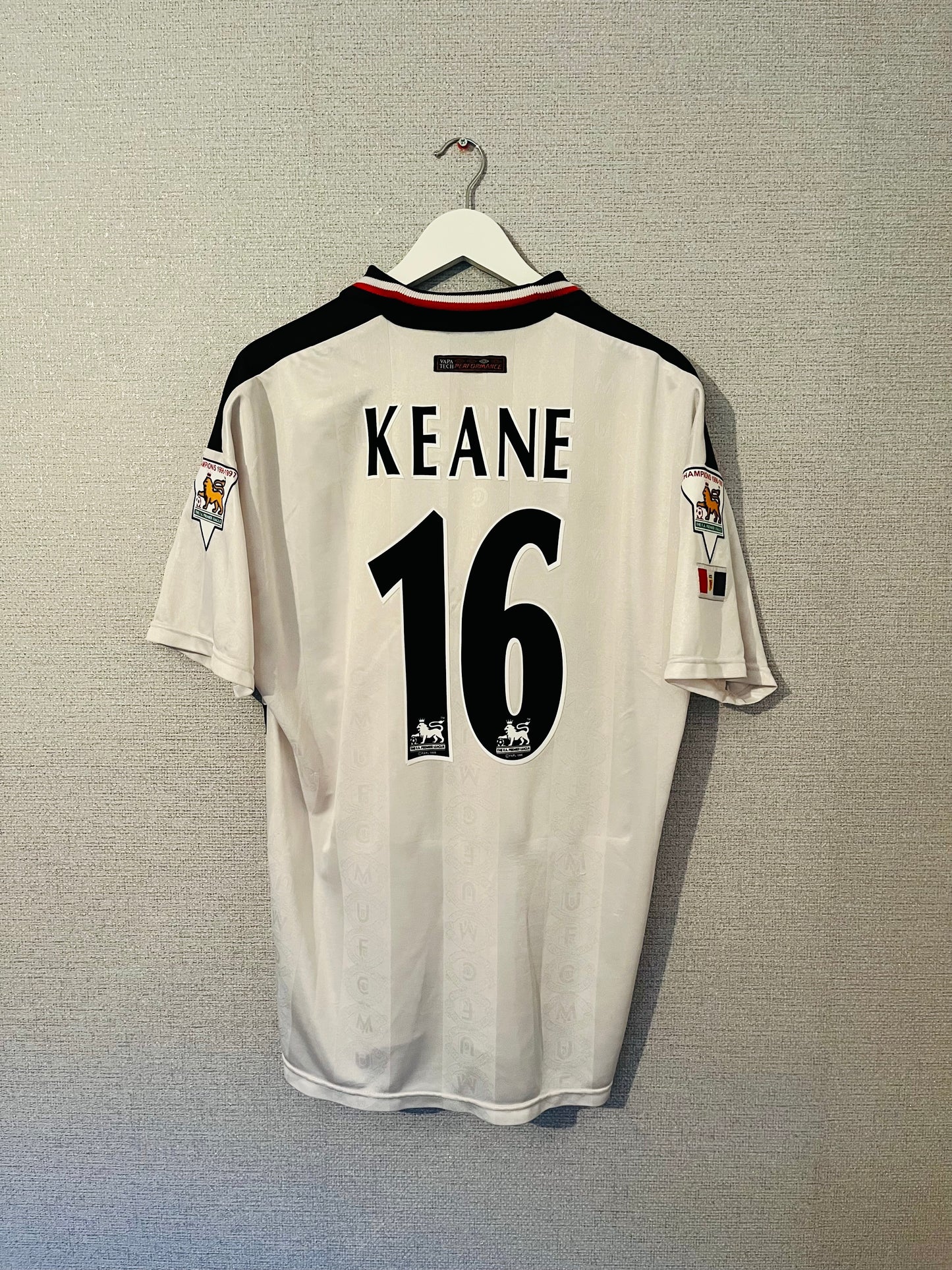 Manchester United away football shirt 1997/98 Keane XL