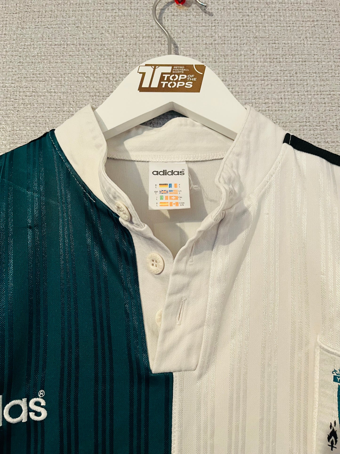 Liverpool away football shirt
1995/96 Fowler Large